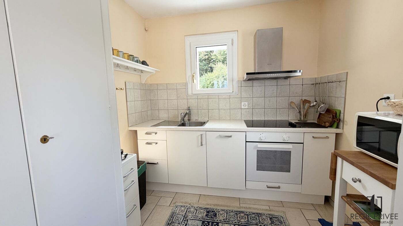 Kleine helle Küche mit Fenster