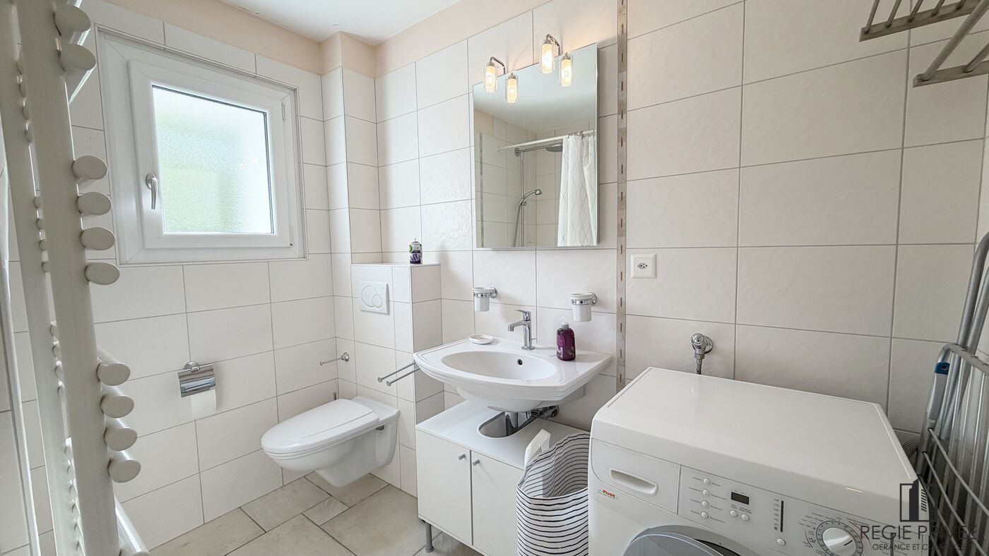 Modernes Badezimmer mit Fenster