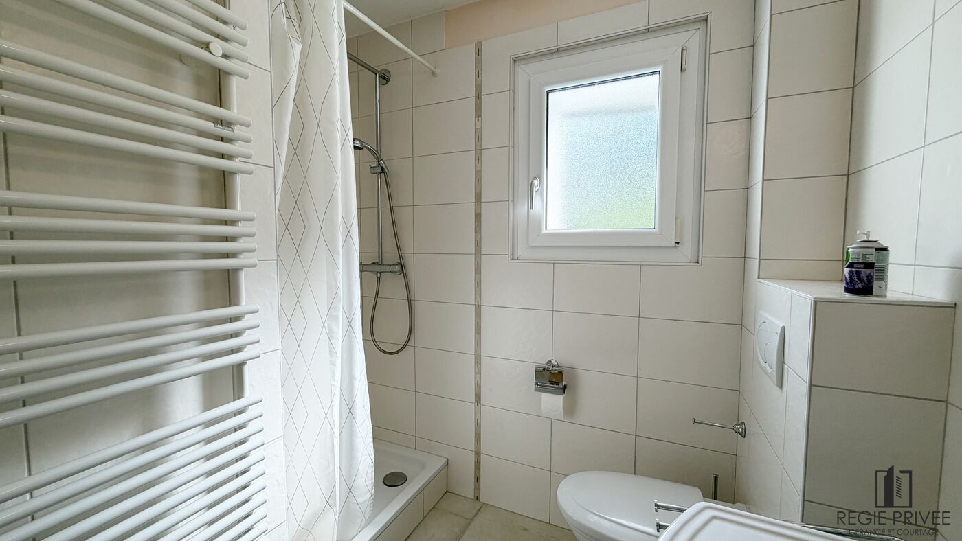 Kleines helles Badezimmer mit Dusche und Fenster