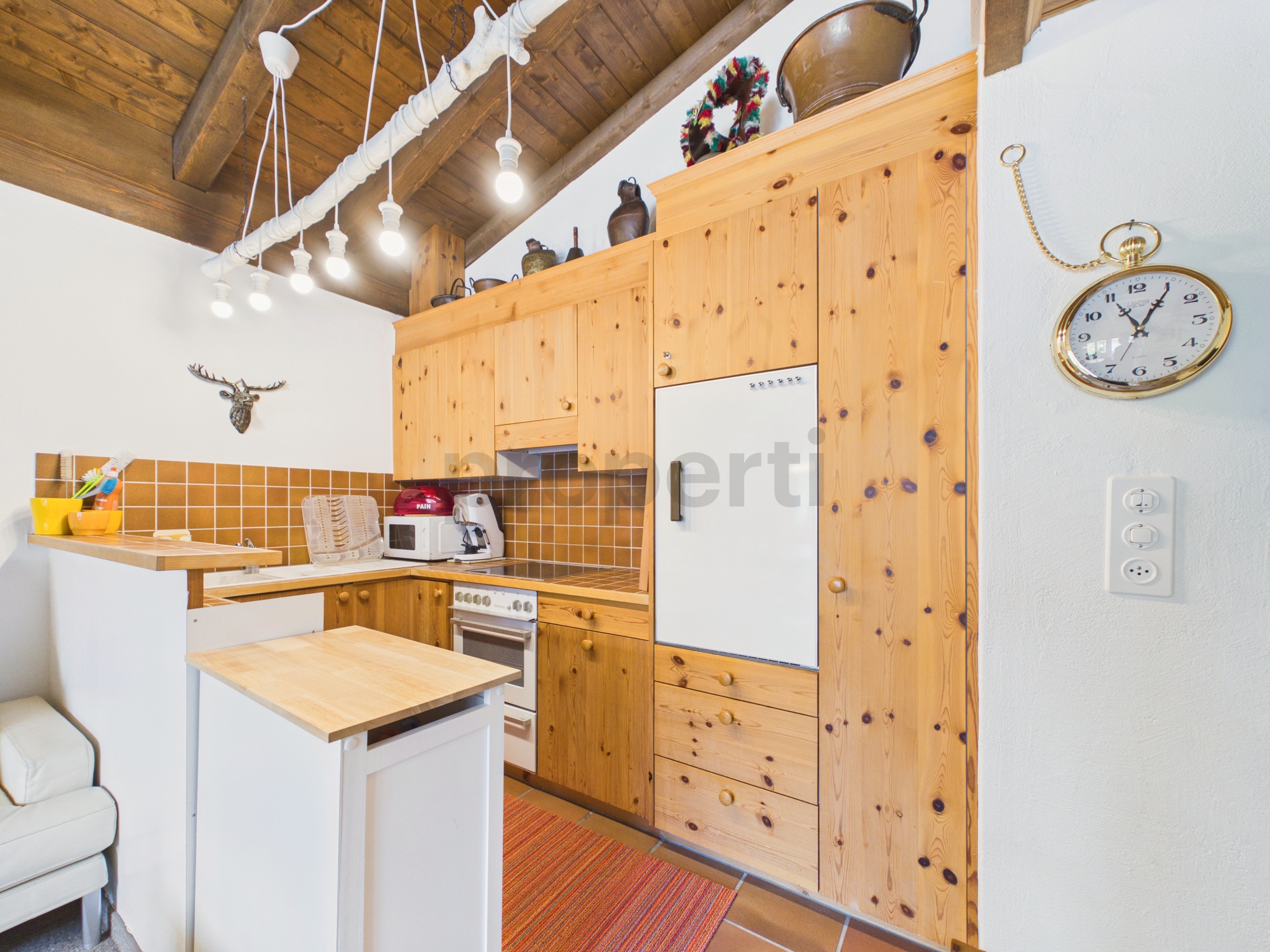 Gemütliche Landhausküche mit Holzschränken