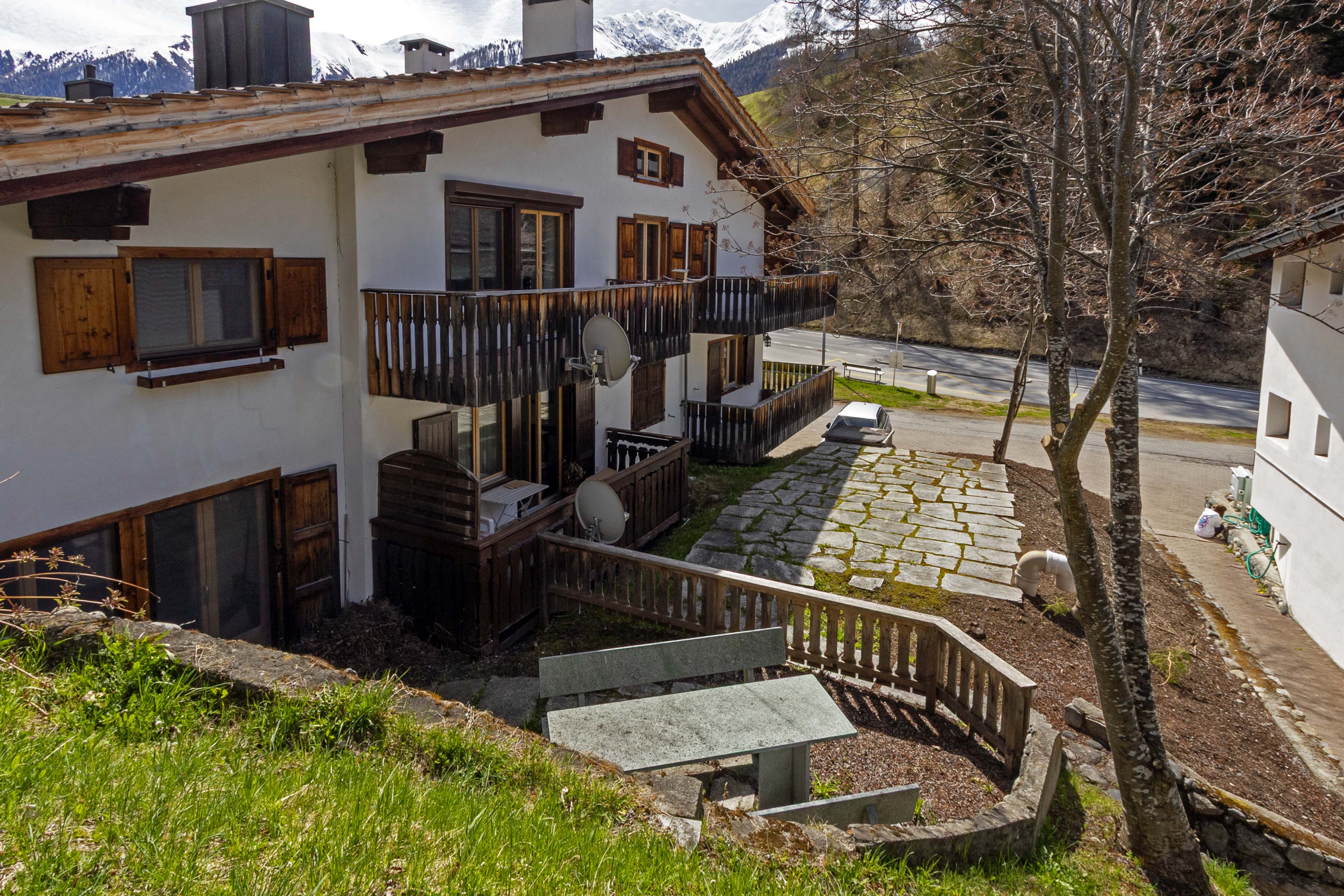 Alpine Wohnhaus mit Terrasse und Bergblick