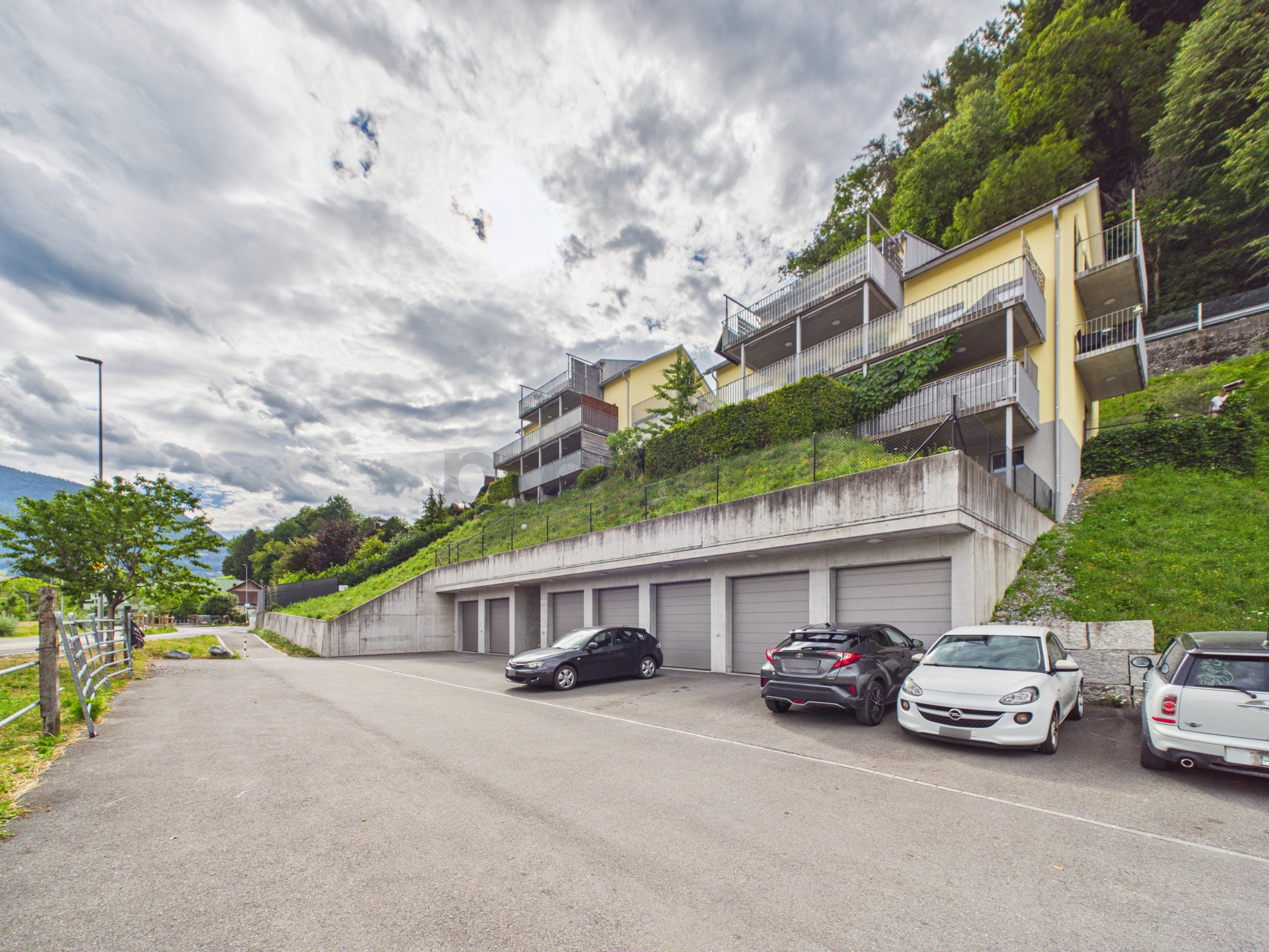Sonniger Balkon, zwei moderne Badezimmer und barrierefreier Komfort mit Lift – Sargans