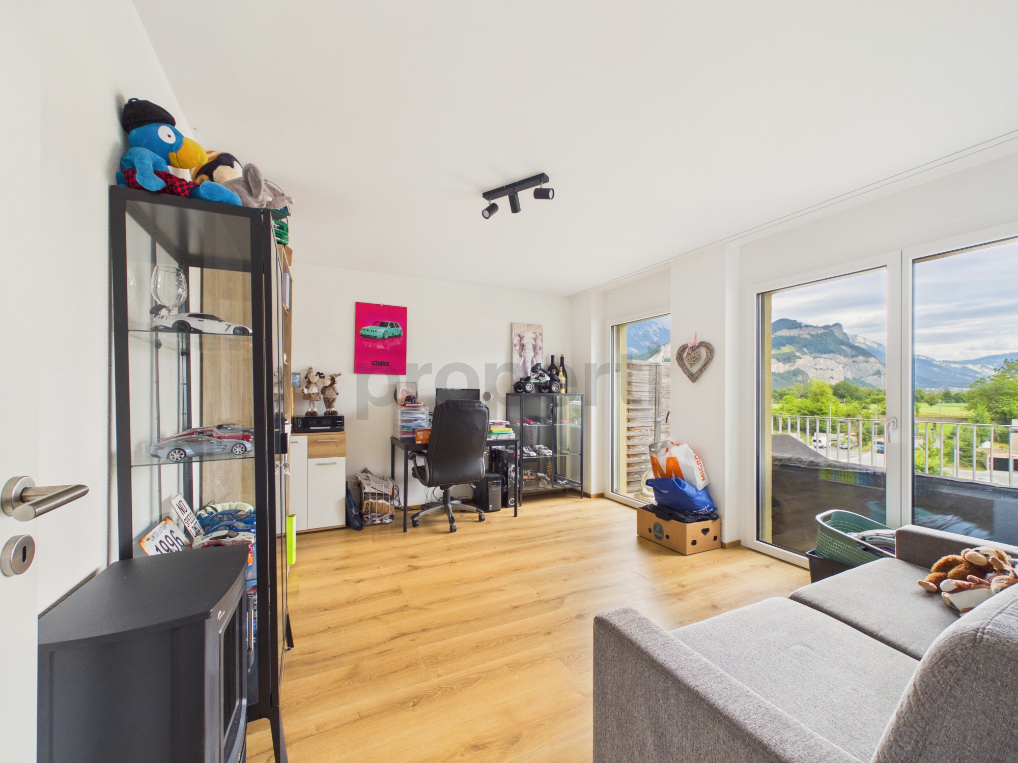 Heller Wohnraum mit Panoramablick und Arbeitsbereich