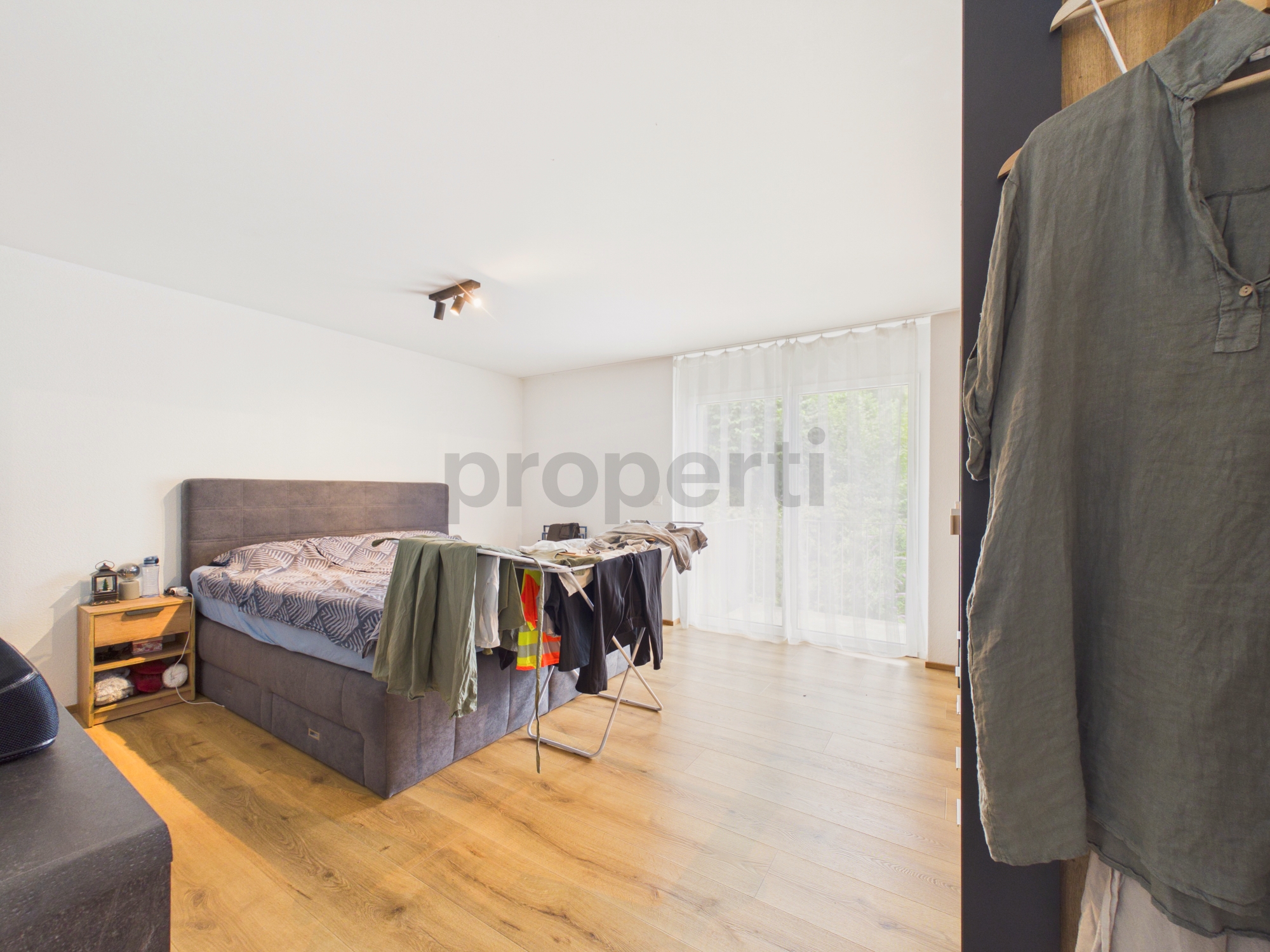 Helles Schlafzimmer mit großer Fensterfront