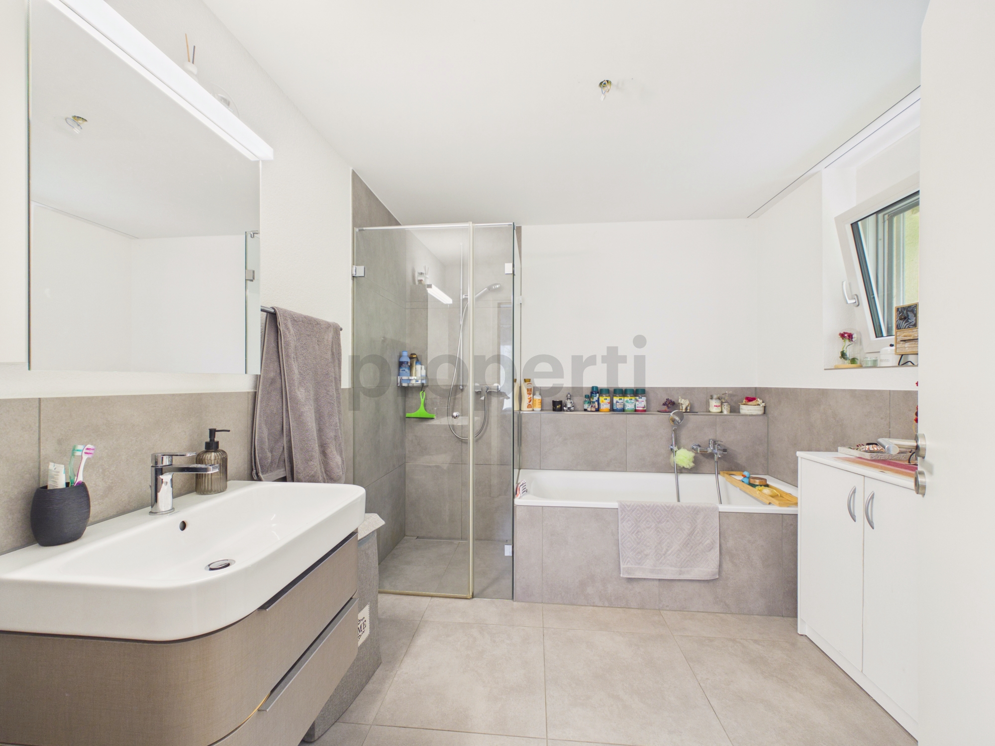 Modernes Badezimmer mit Badewanne und Walk-in-Dusche