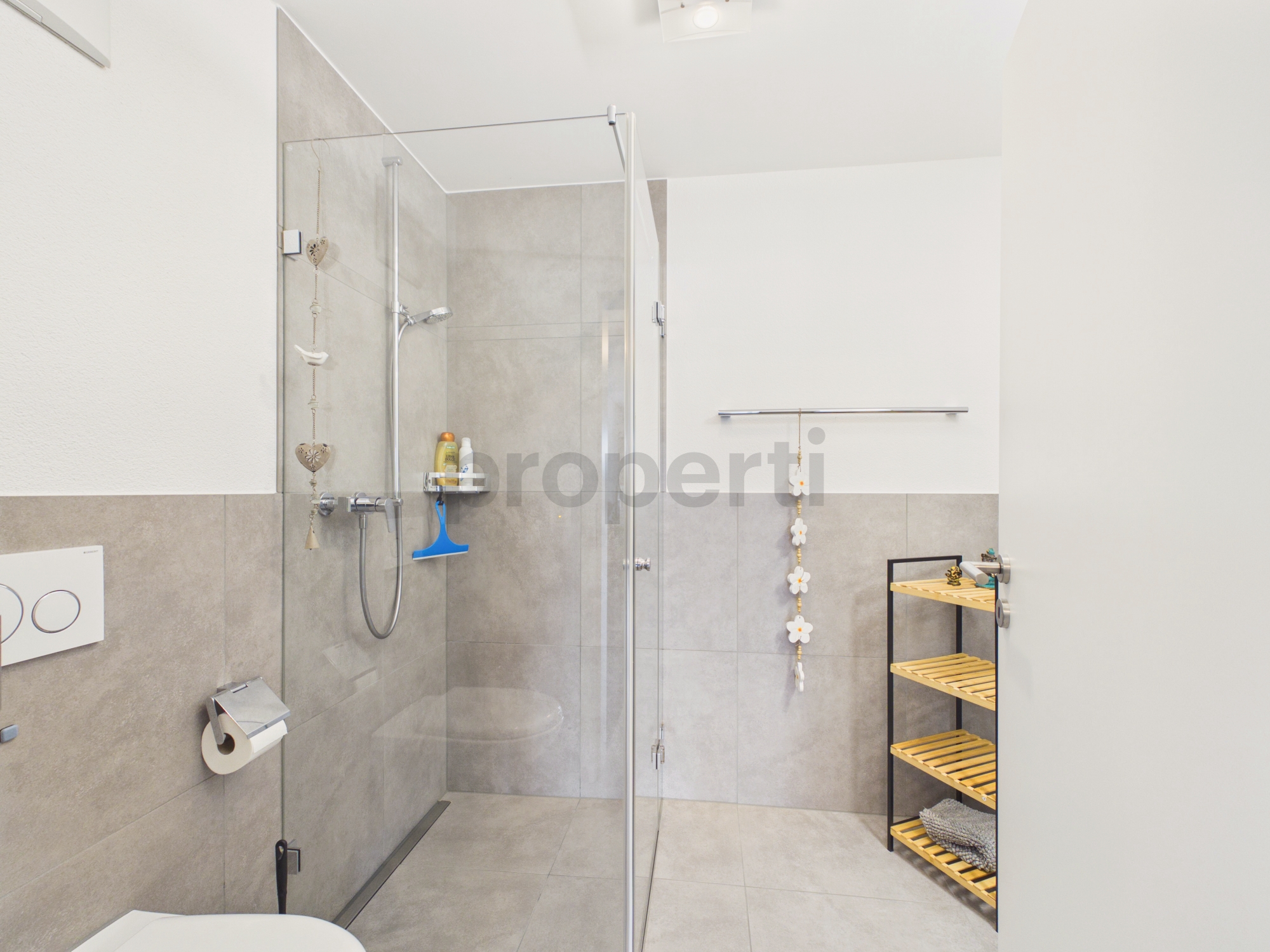 Modernes Badezimmer mit begehbarer Dusche