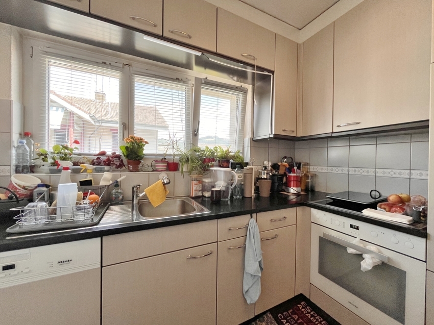 Kleine Küche mit Fenster und hellen Fronten