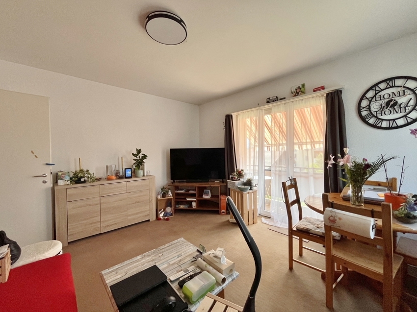 Wohnzimmer mit Essbereich und Balkonzugang