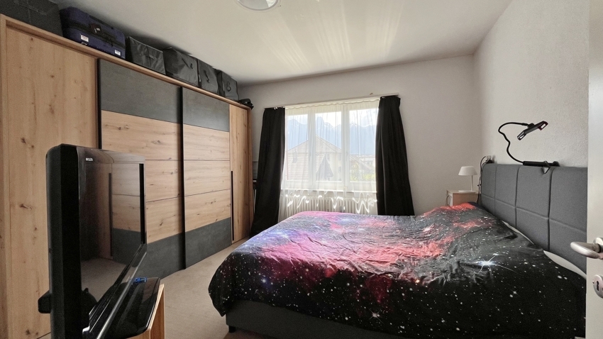 Schlafzimmer mit Schrankwand und Fenster