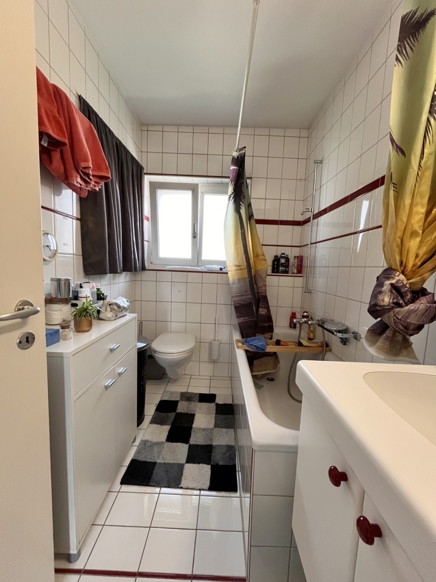 Badezimmer mit Wanne und Fenster