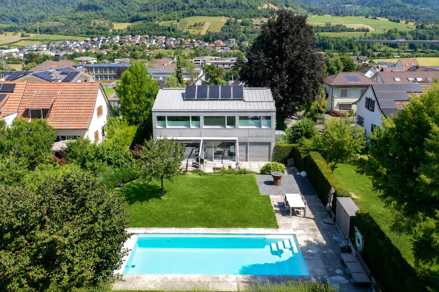 Zeitlose Eleganz trifft Wohnkomfort Modernes EFH mit Pool & Gartenoase – Itingen