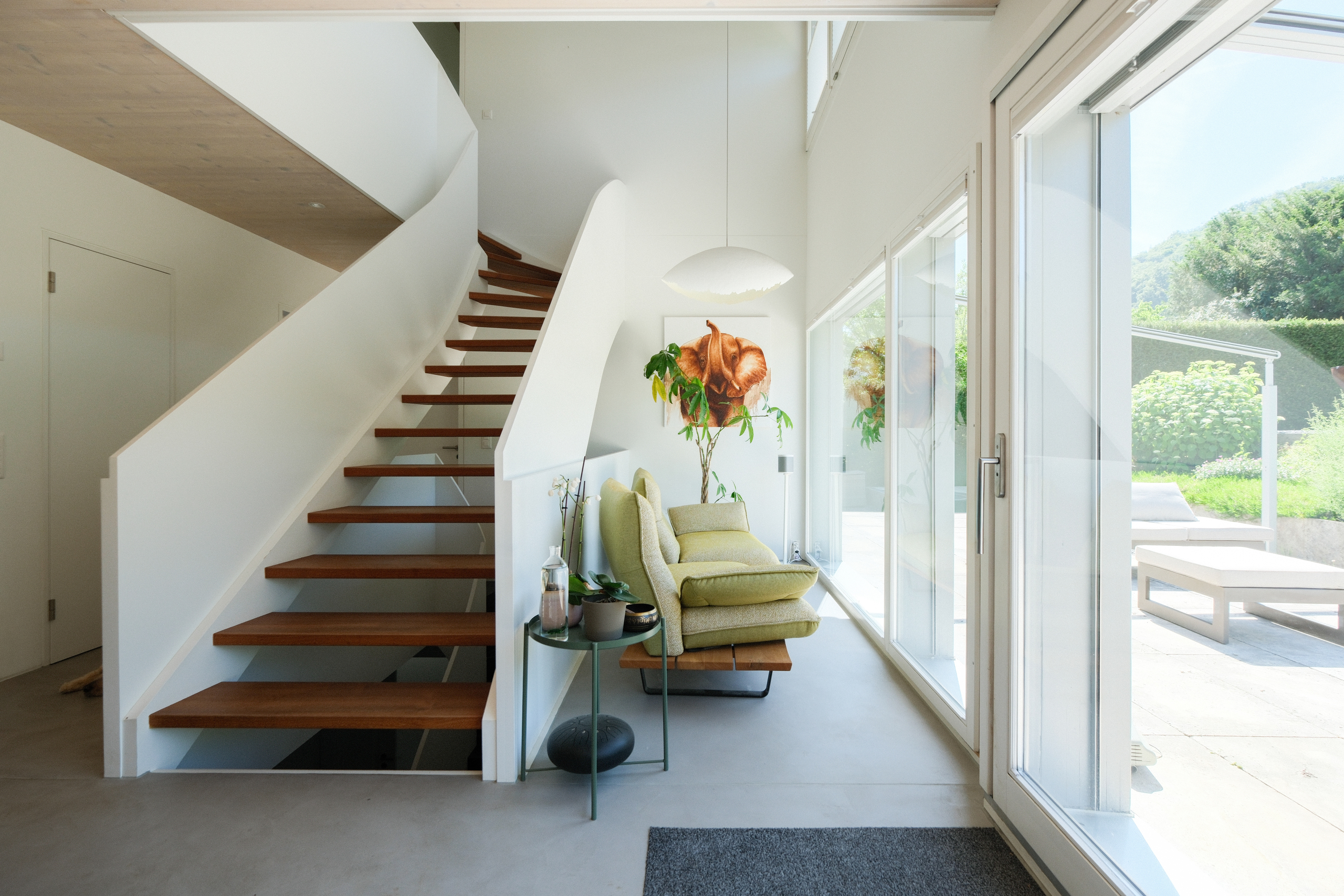 Offener Eingangsbereich mit Treppe und Glasfront