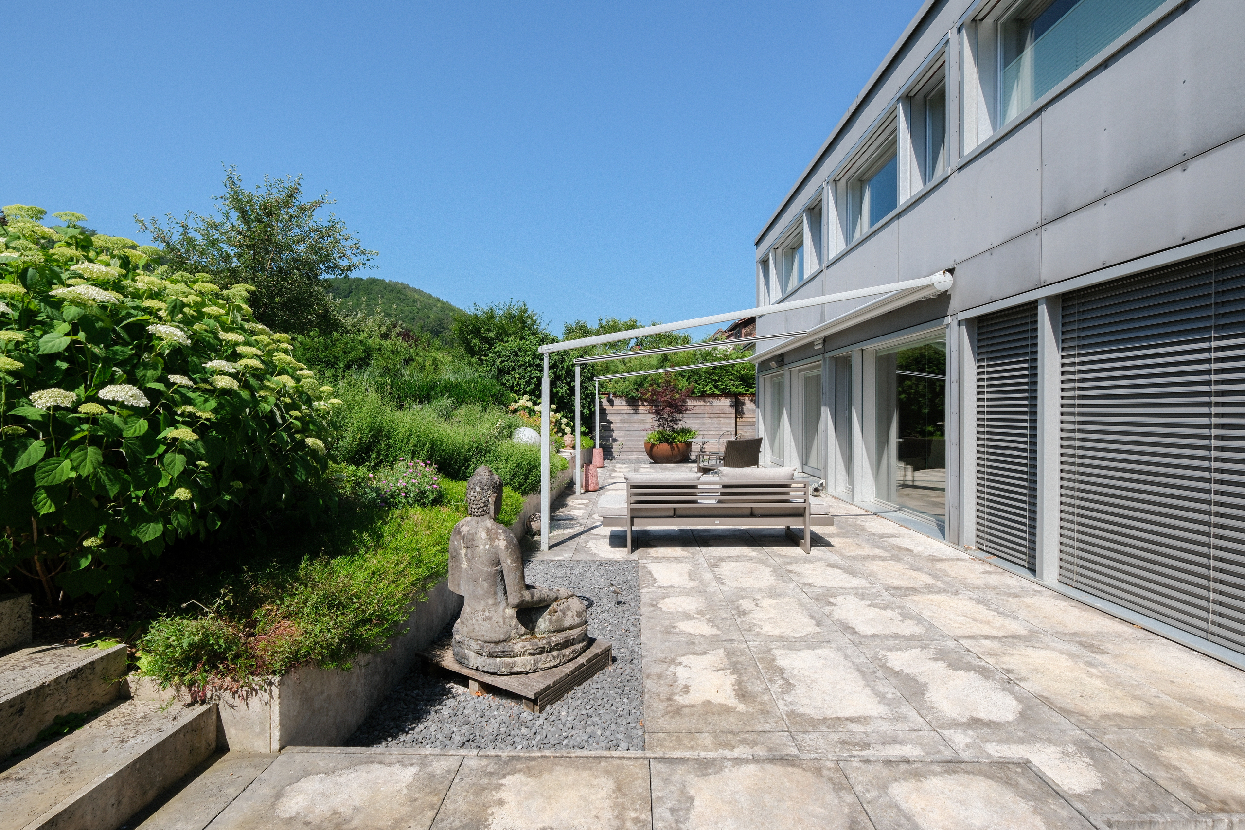 Moderne Terrasse mit Gartenblick