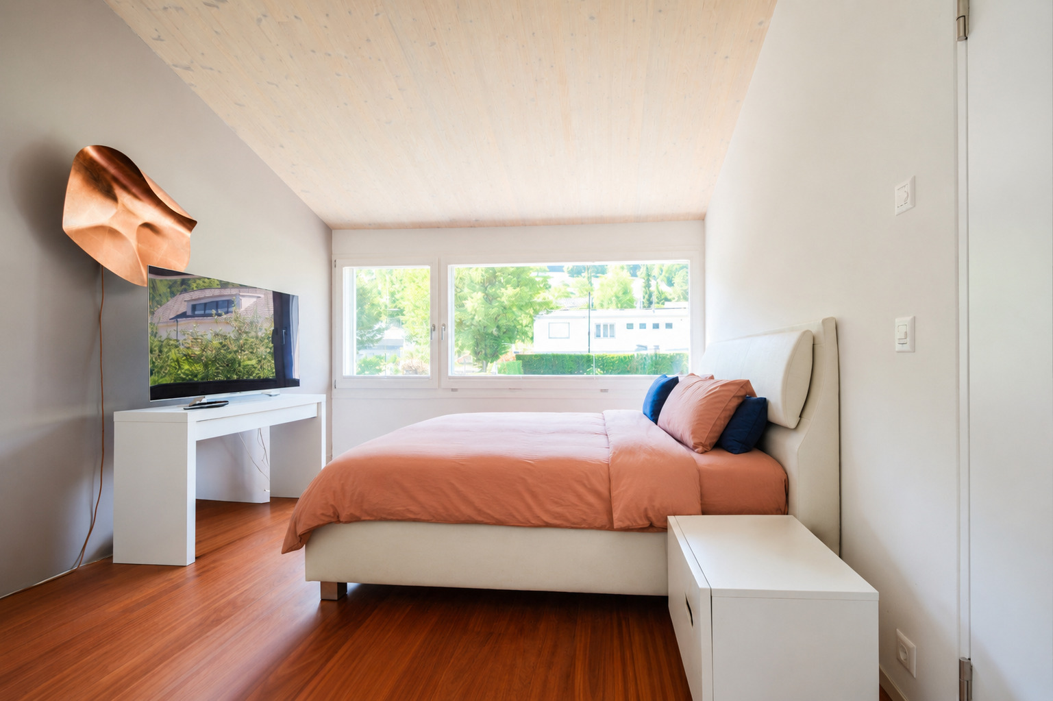 Helles Schlafzimmer mit Dachschräge