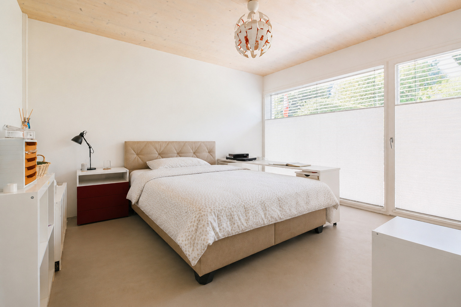 Helles Schlafzimmer mit großem Fensterbereich