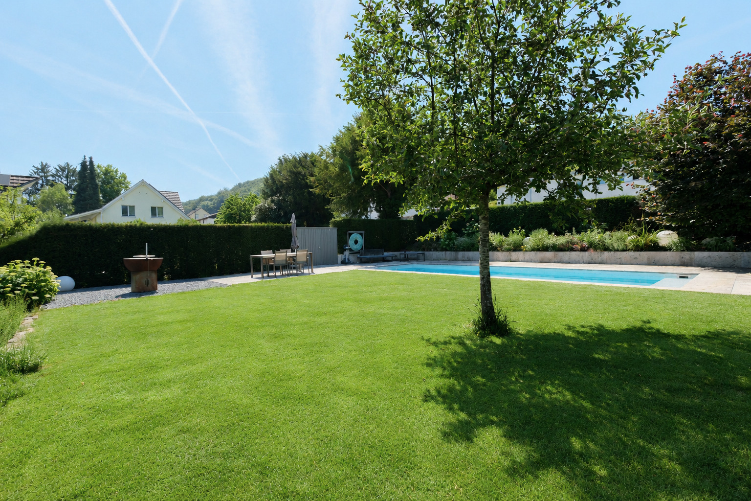 Garten mit Pool und Terrasse