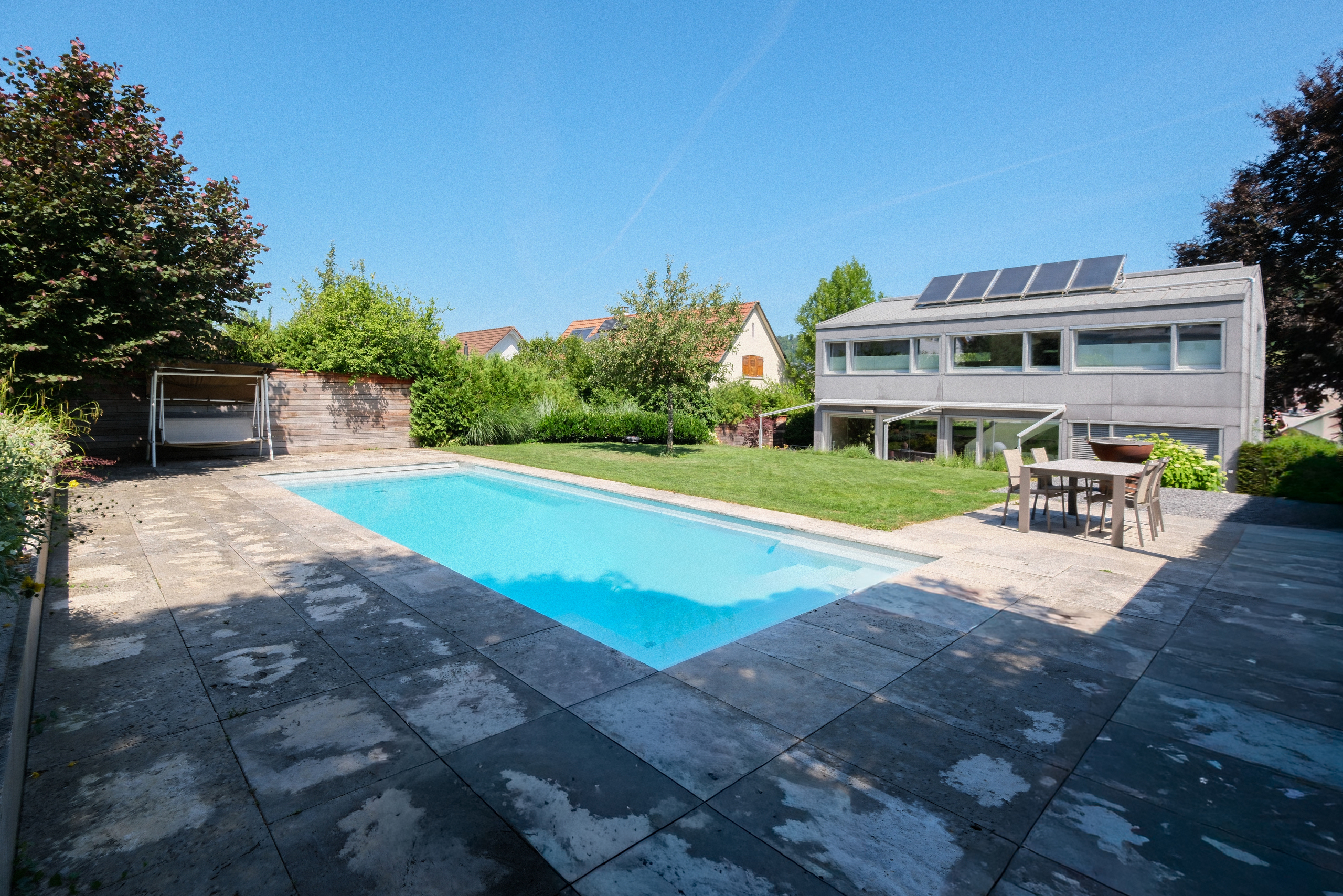 Moderner Garten mit Pool