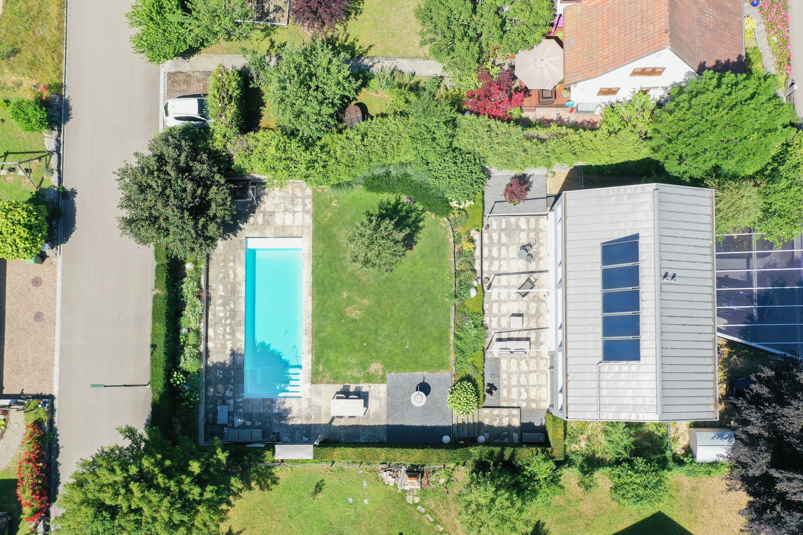 Luftaufnahme eines Wohnhauses mit Garten und Pool