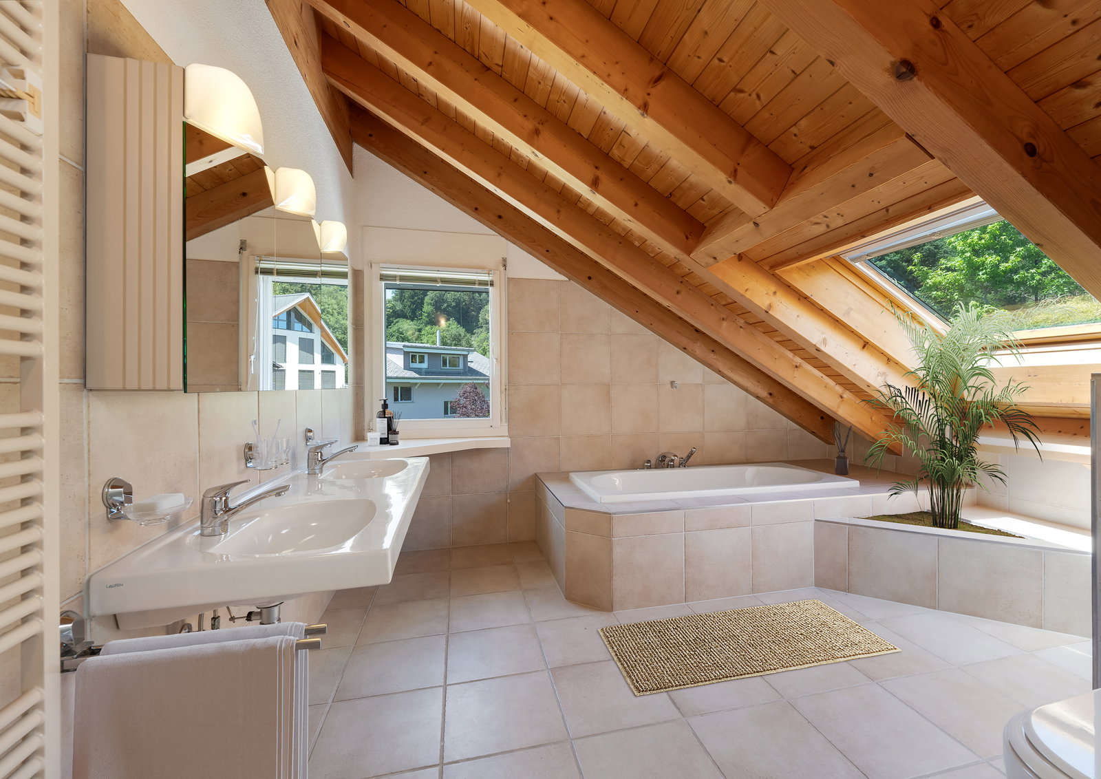 Helles Dachgeschossbad mit Holzdecke