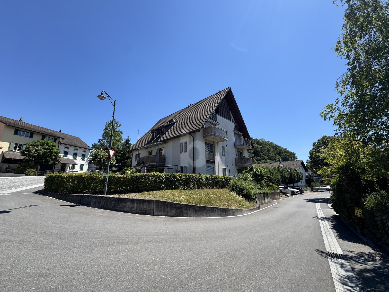 WOHNEN AUF ZWEI EBENEN MIT GALERIE UND BALKON – Zwingen