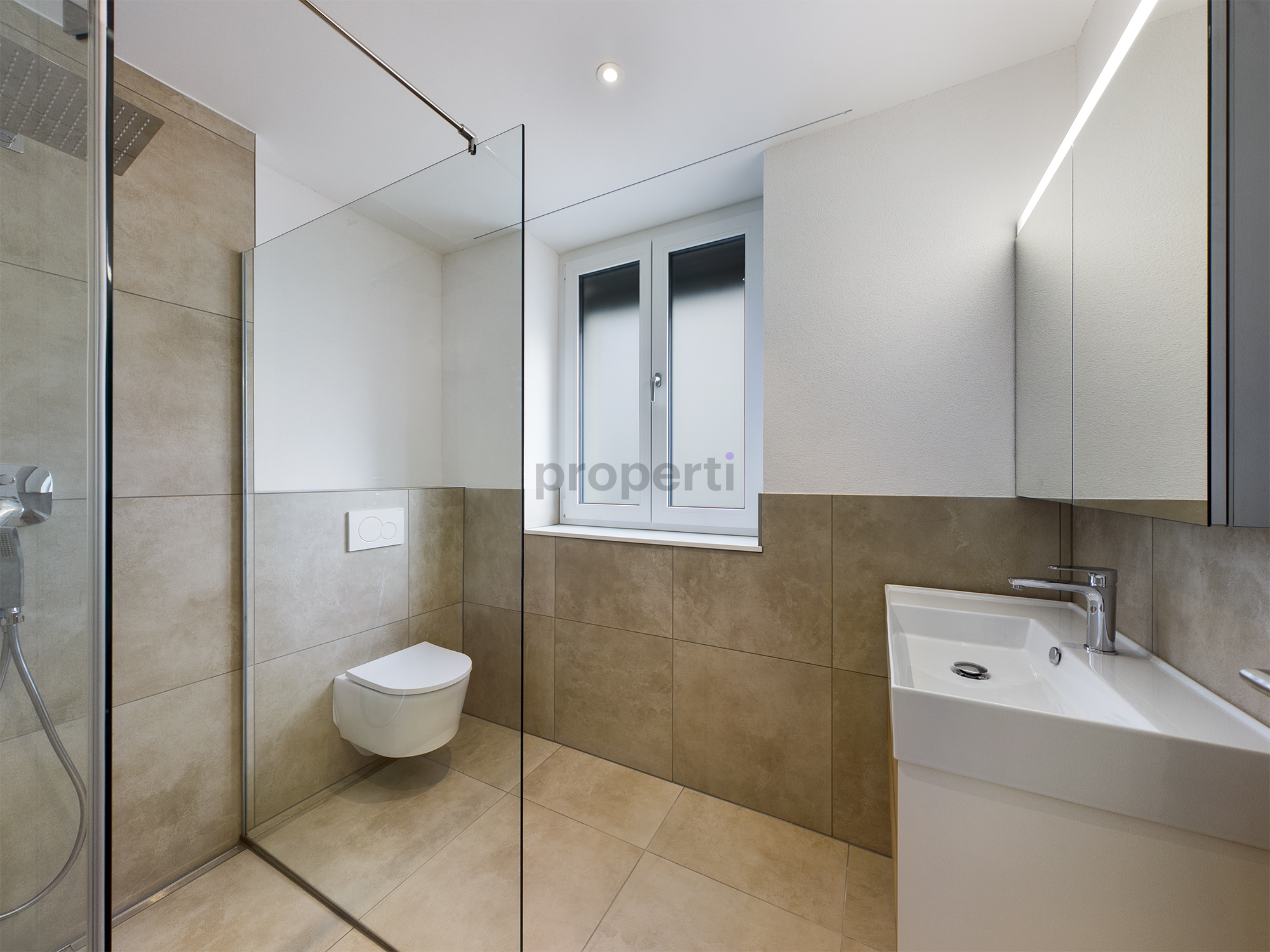 Modernes Bad mit Dusche und WC
