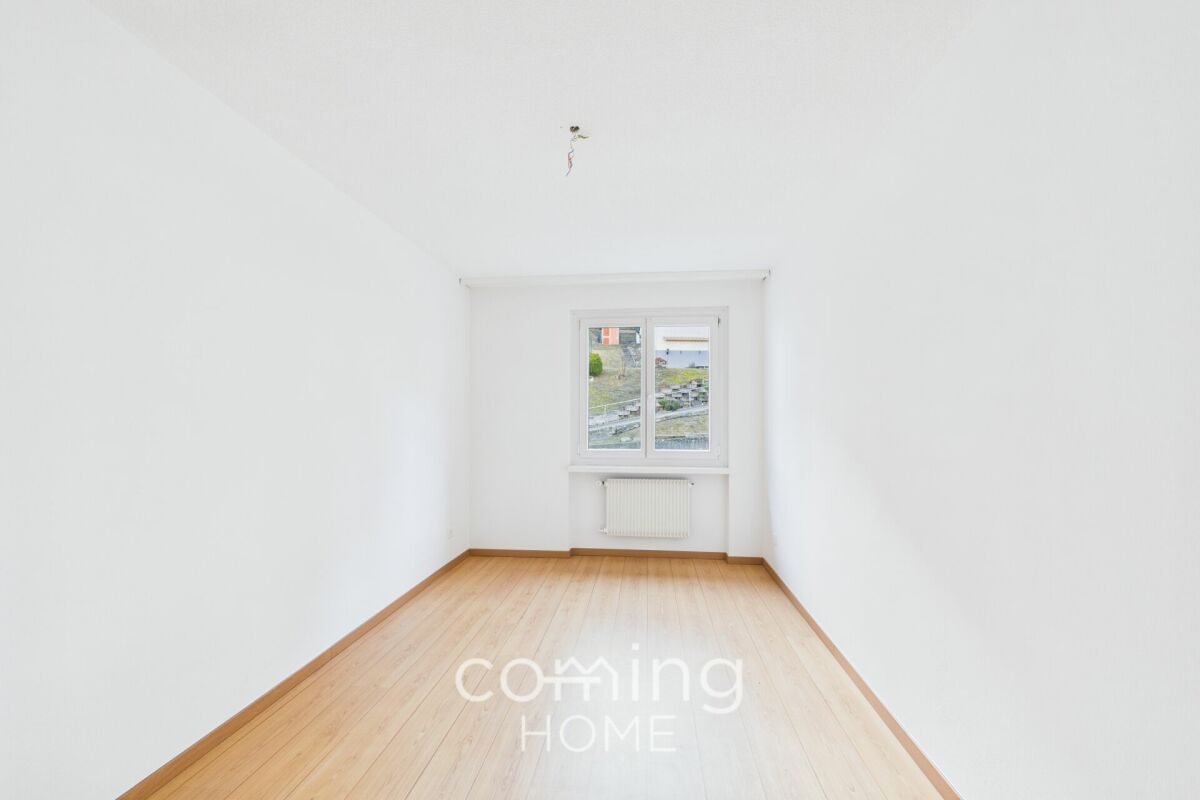 Leerer, heller Raum mit Fenster
