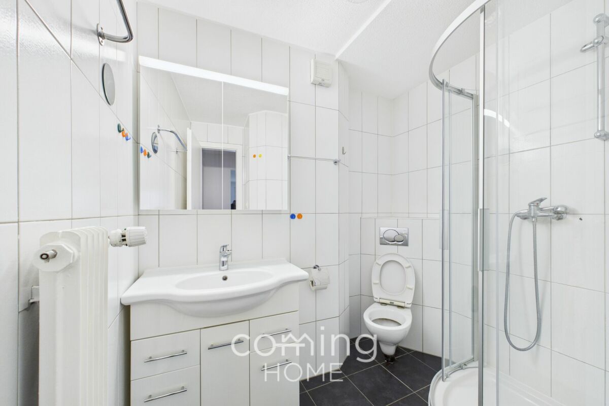 Modernes Badezimmer mit Dusche und WC