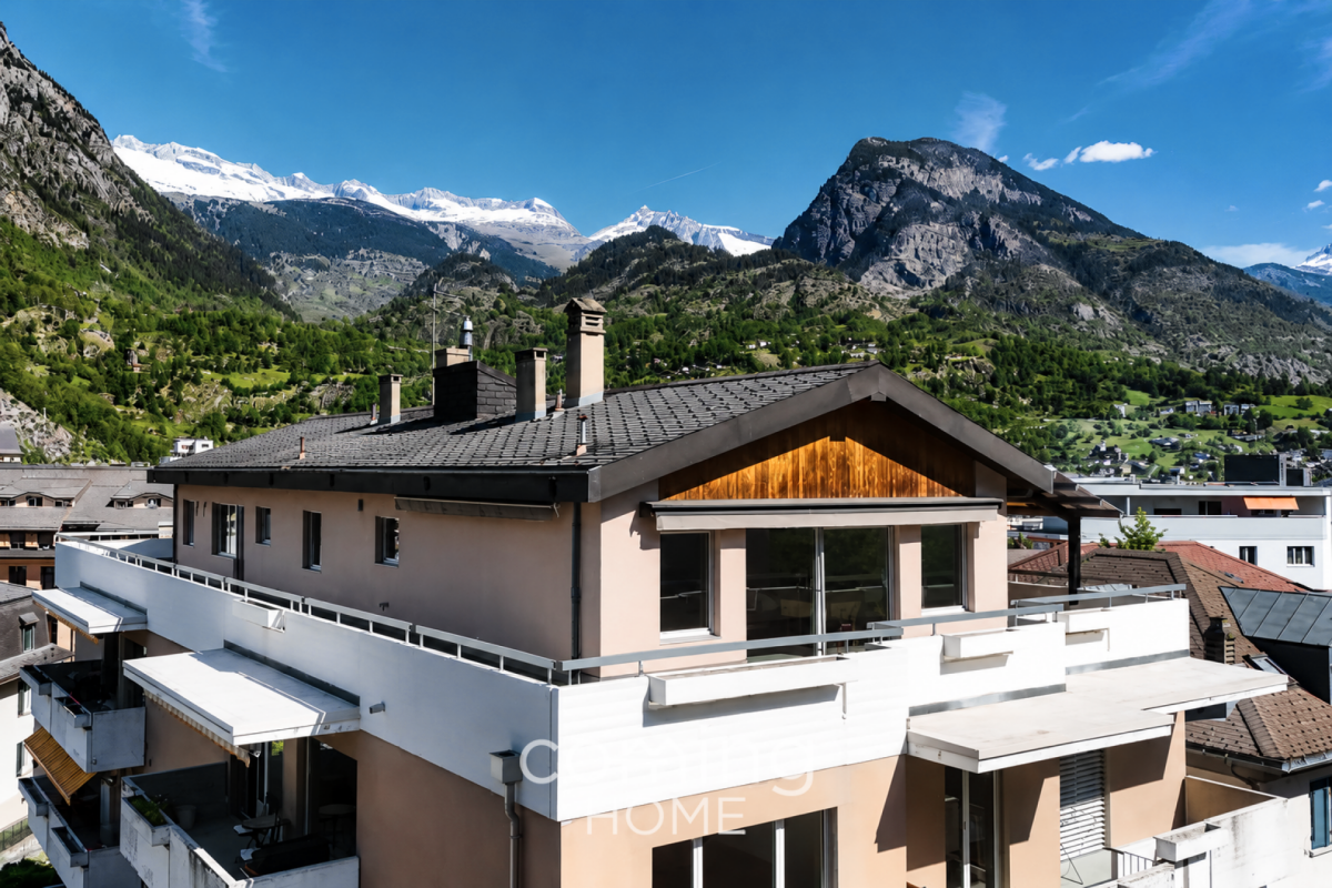 Alpenhaus mit Bergpanorama