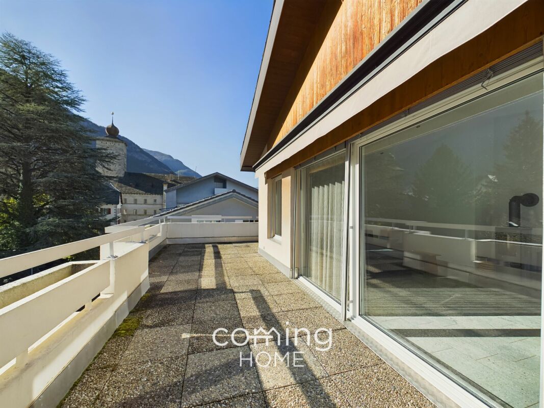 Große Dachterrasse mit Bergblick
