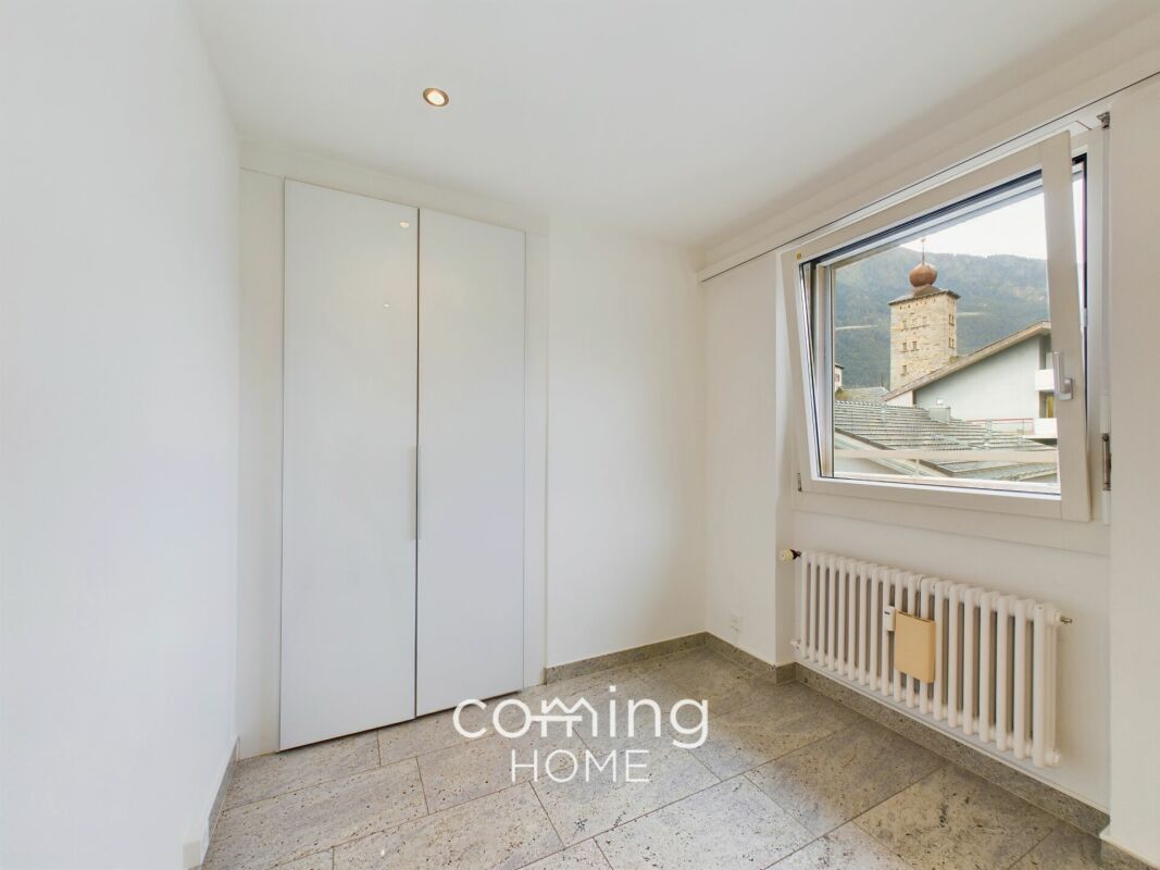 Helles, leeres Zimmer mit Fenster und Heizkörper