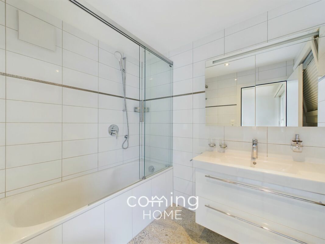 Modernes Badezimmer mit Badewanne und Waschtisch
