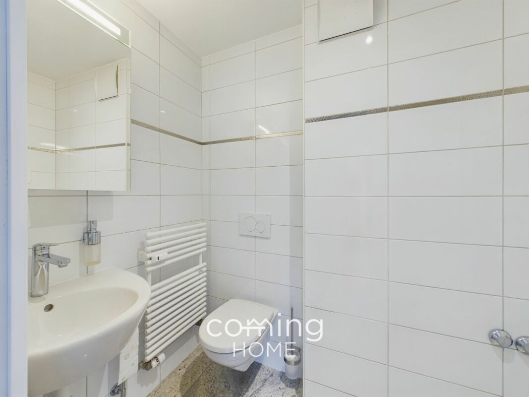 Kleines modernes Badezimmer mit WC