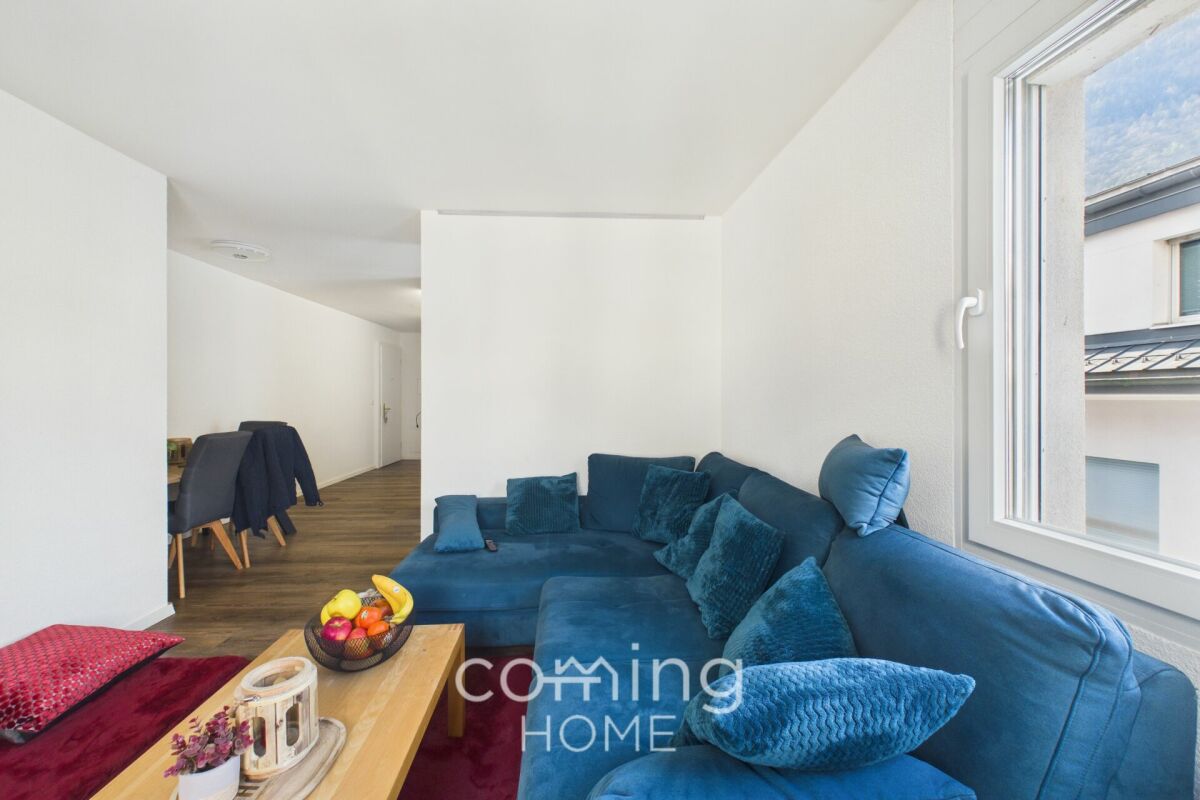 Wohnzimmer mit blauem Ecksofa