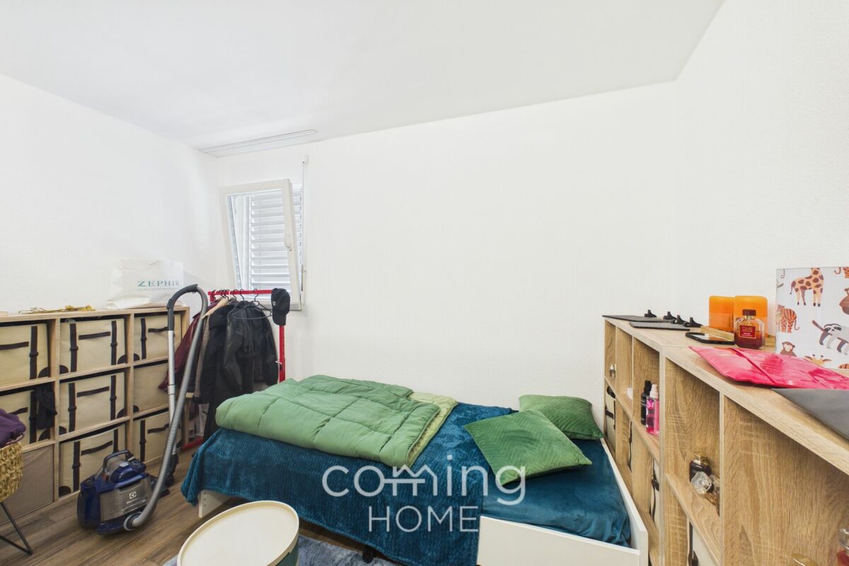 Kleines, schlichtes Schlafzimmer mit Stauraum