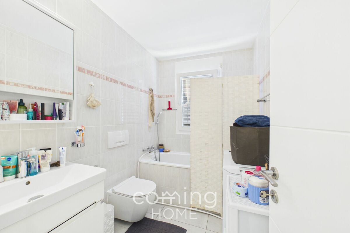 Helles Badezimmer mit Badewanne und Waschbecken