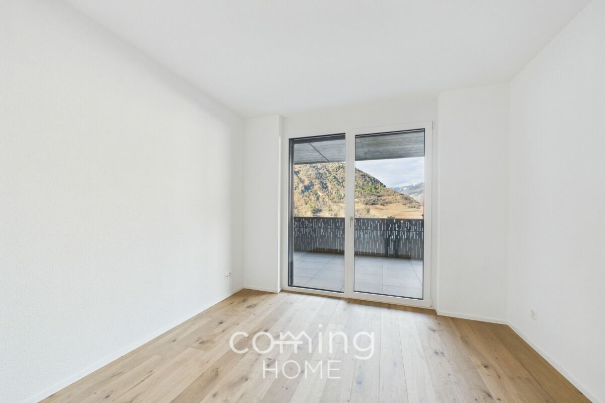 Heller leerer Raum mit Balkon- und Bergblick