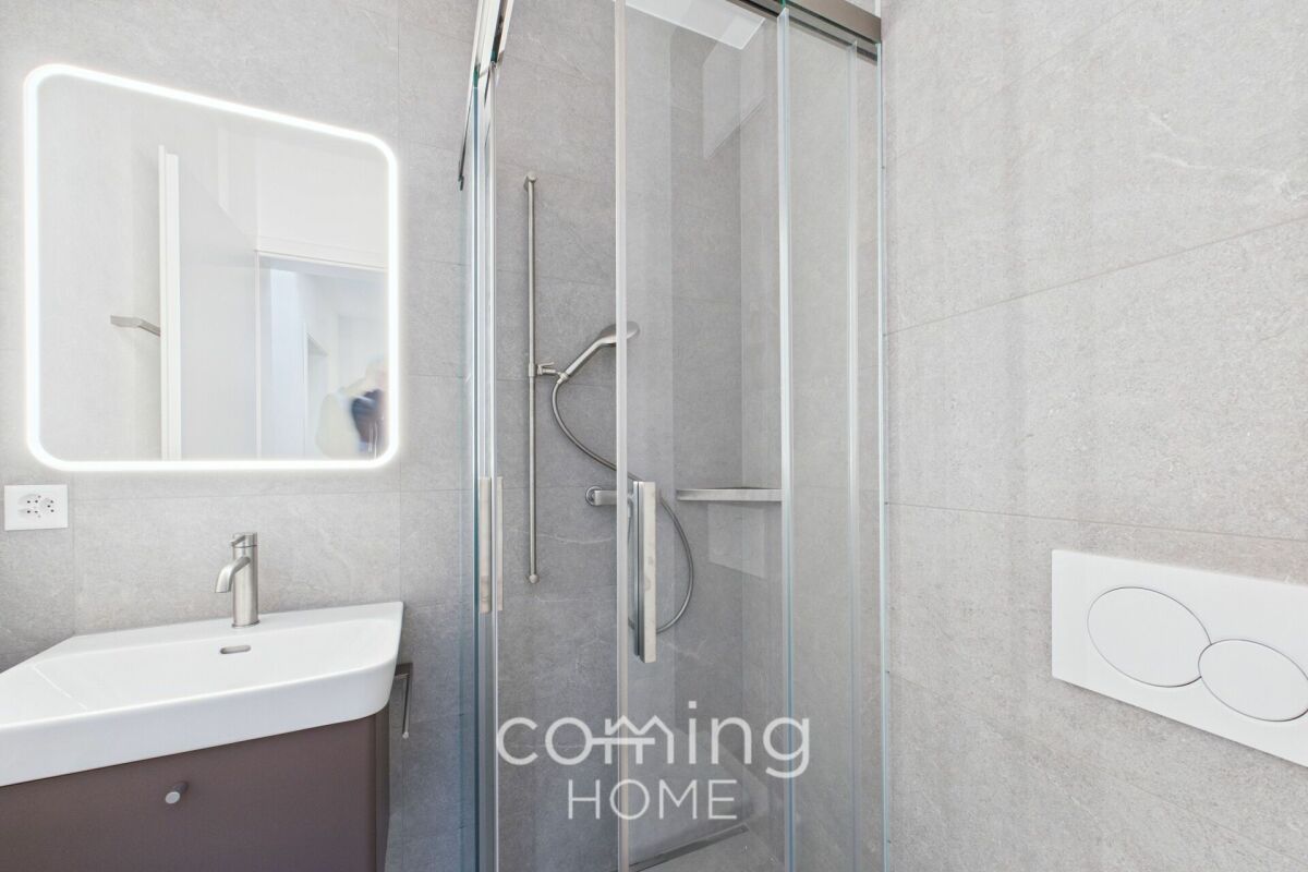 Modernes Bad mit Dusche und LED-Spiegel