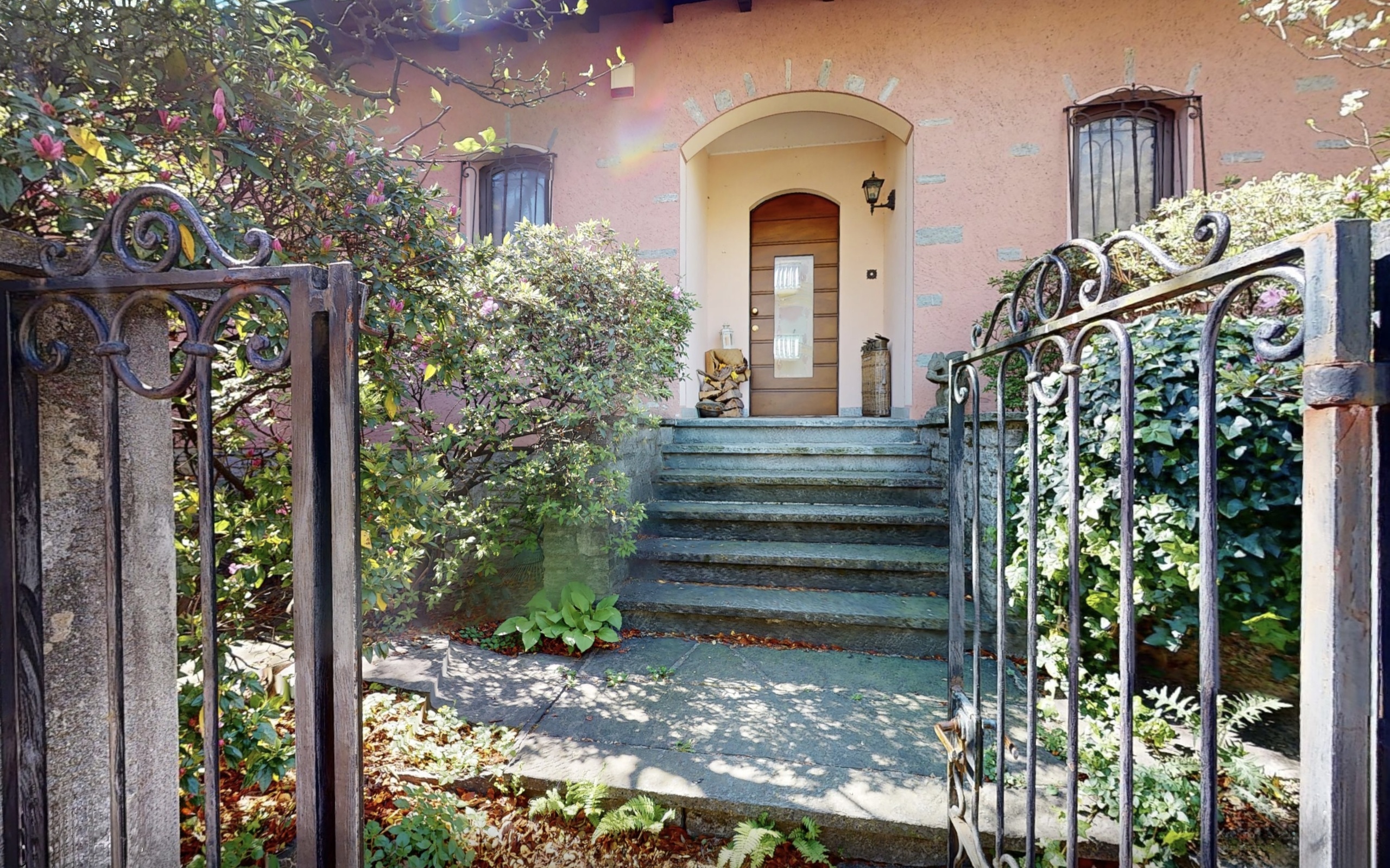 Eingangsbereich mit Garten und Treppe