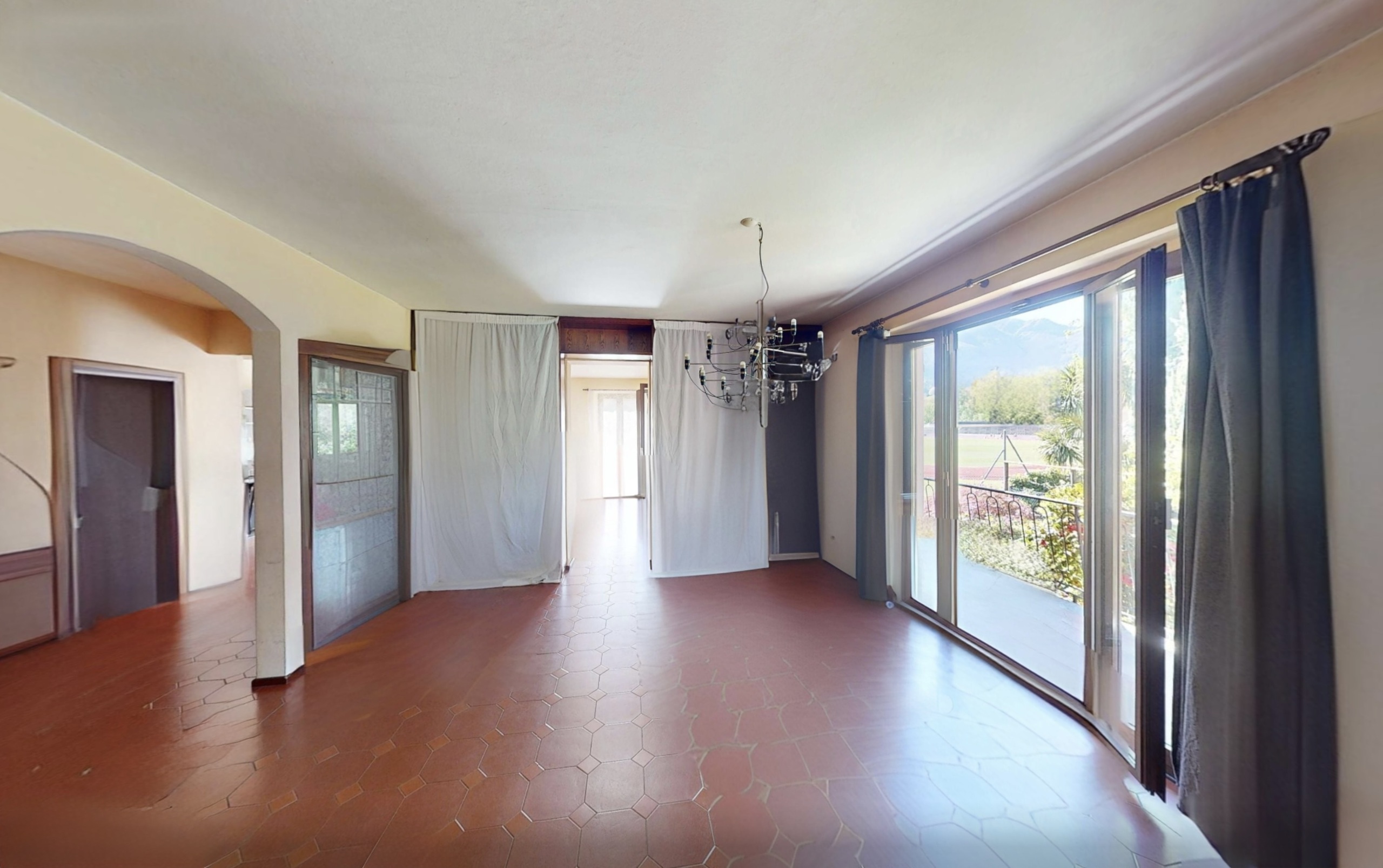 Heller Wohnraum mit Terrassenzugang
