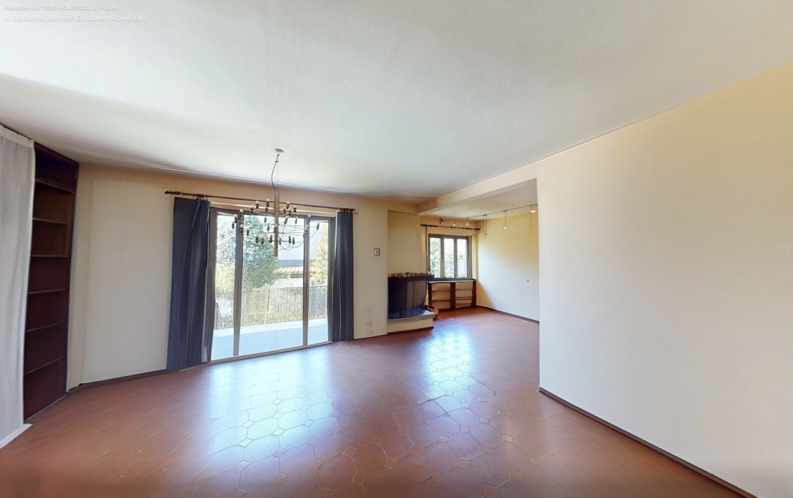 Großzügiges, leerstehendes Wohnzimmer mit Durchgang