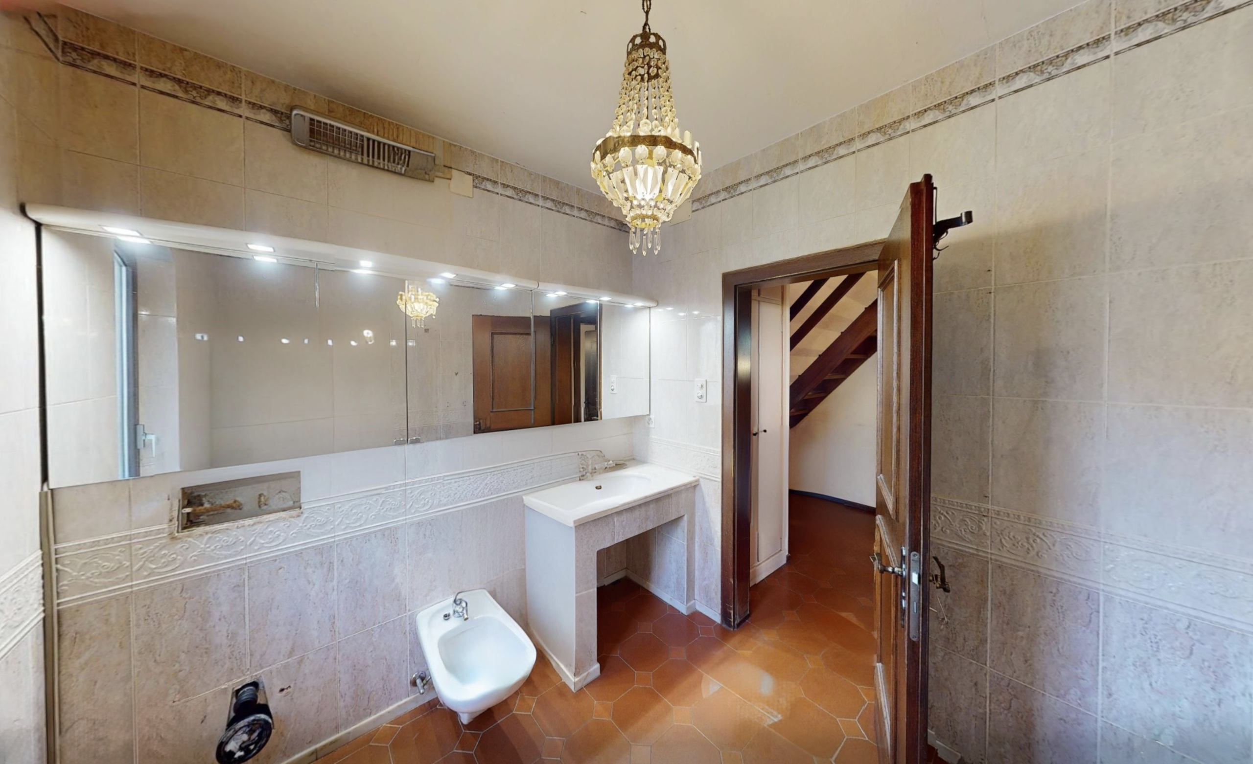 Klassisches Badezimmer mit Kronleuchter