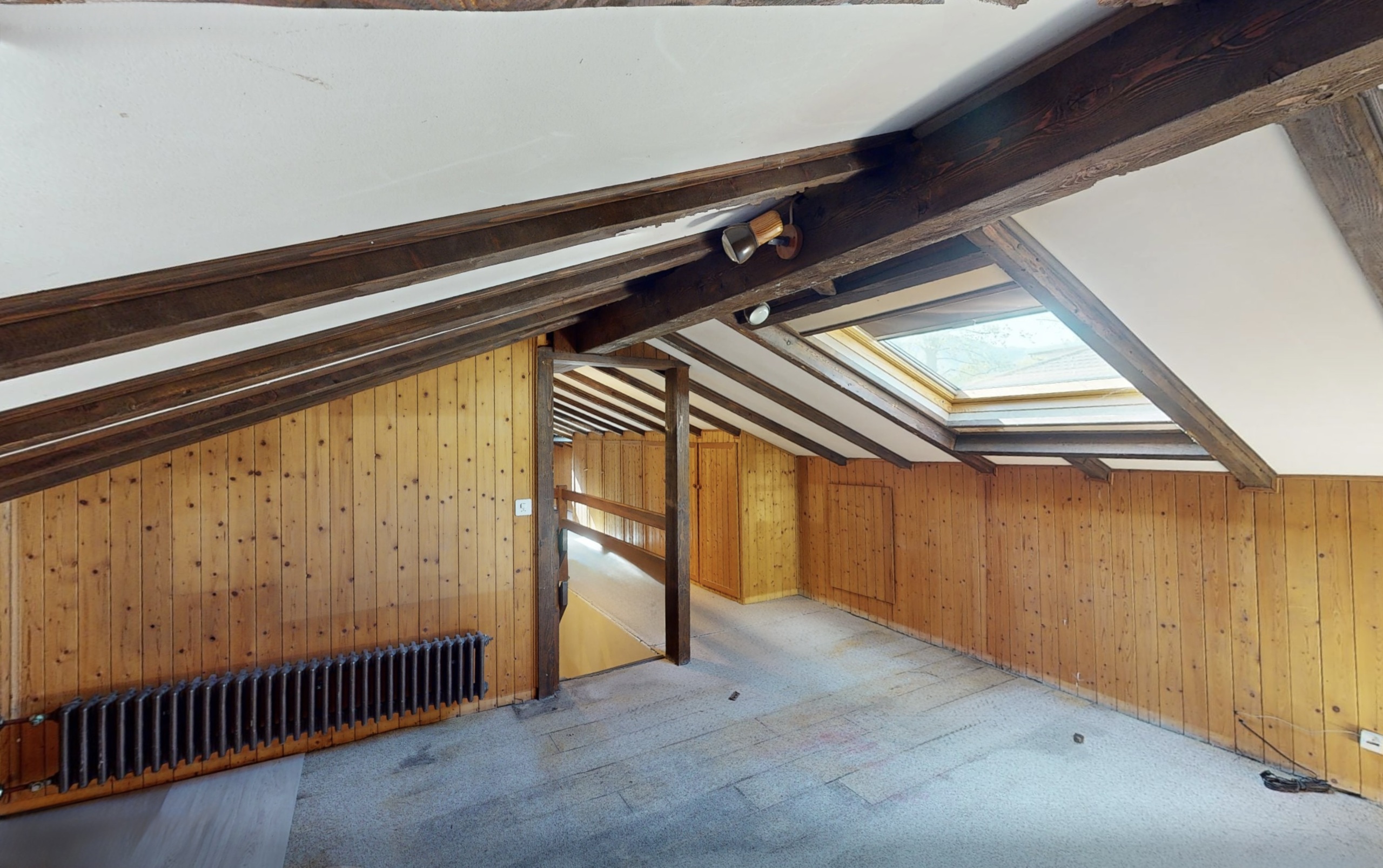 Dachgeschoss mit Holzvertäfelung