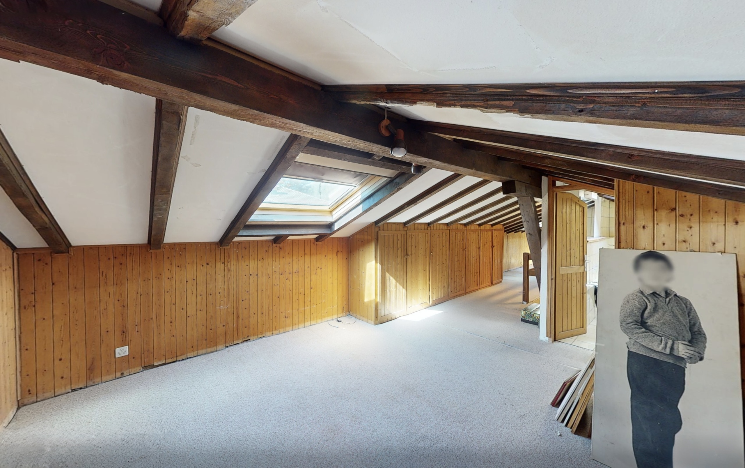 Ausgebauter Dachraum mit Holzbalken