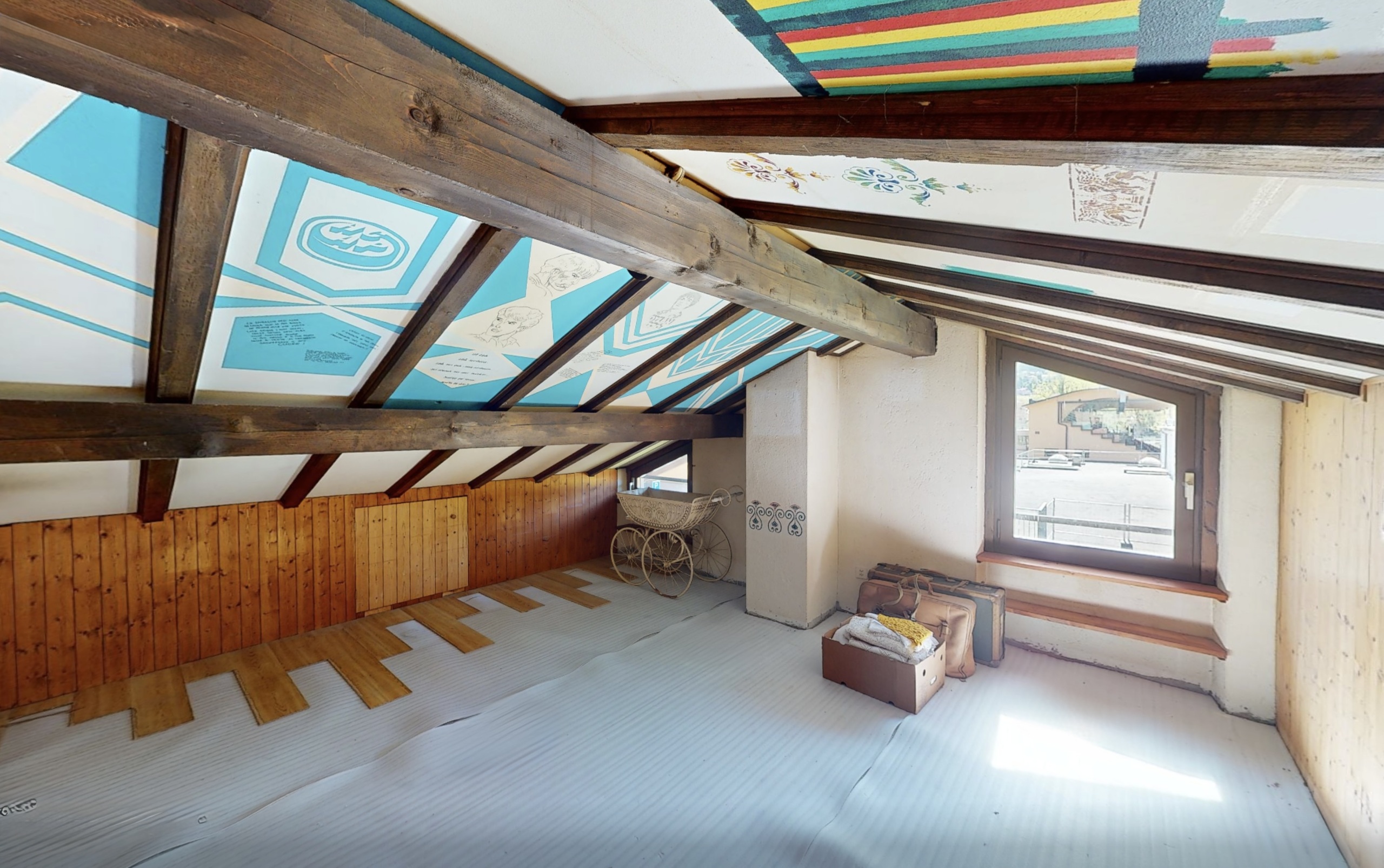 Dachgeschossraum mit Holzdeckenbalken
