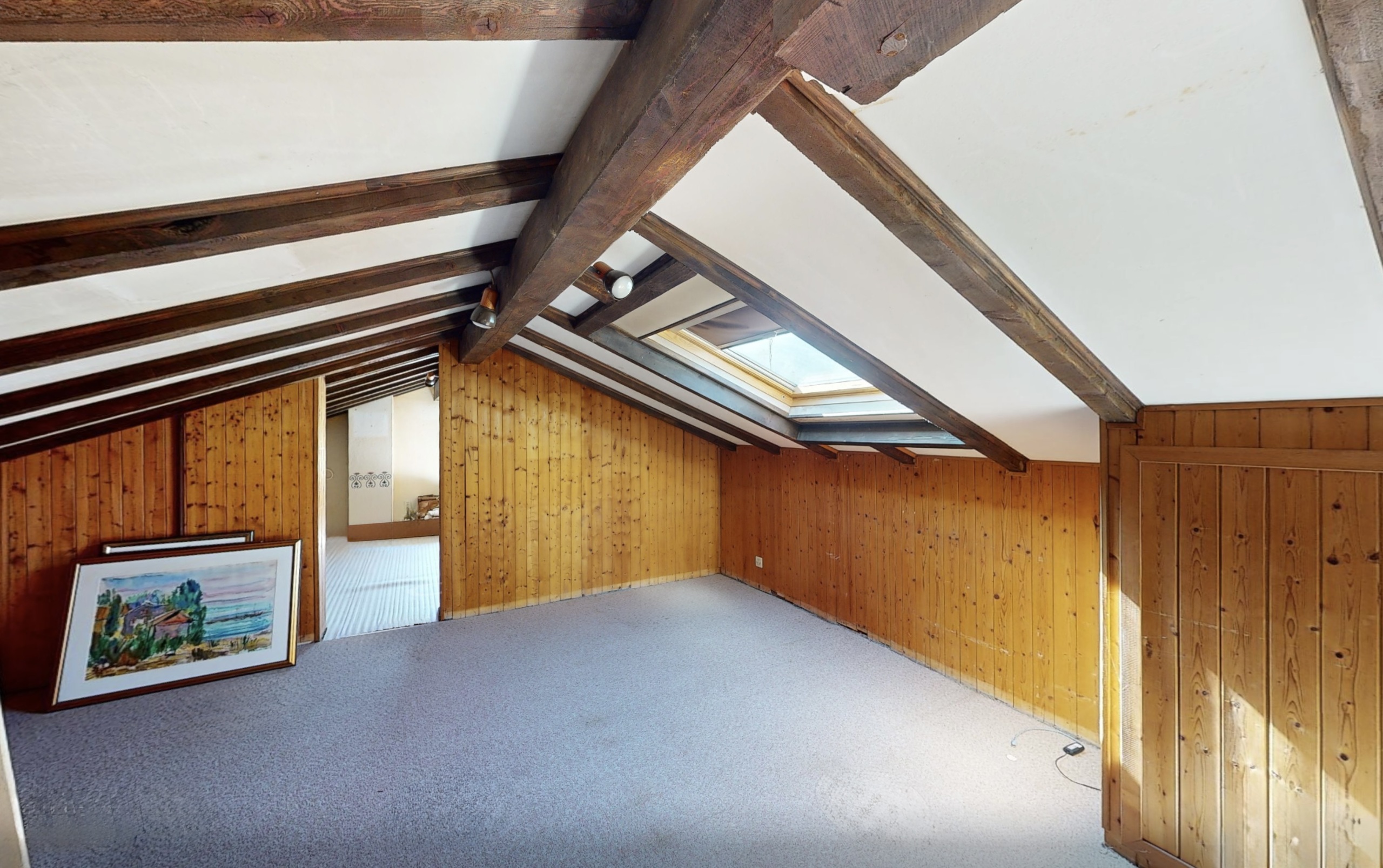 Ausgebauter Dachraum mit sichtbaren Holzbalken