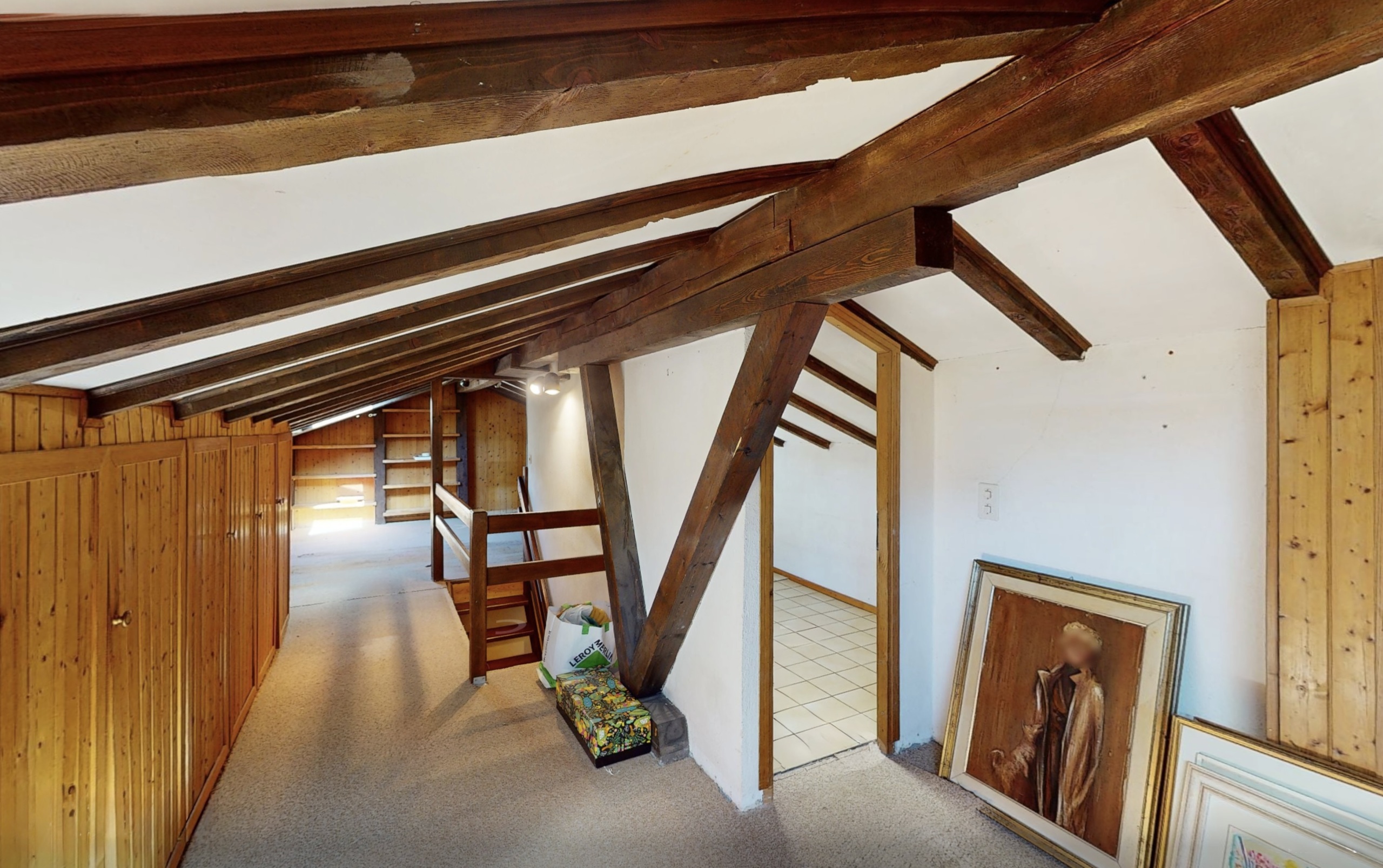 Dachboden mit sichtbaren Holzbalken