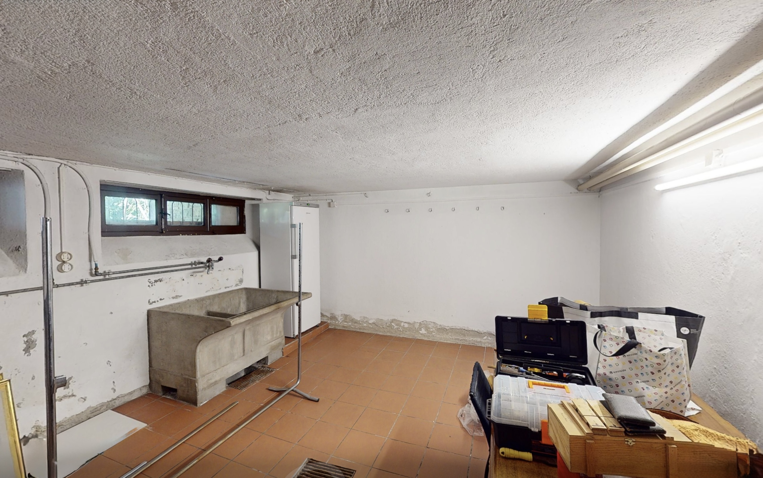 Keller- bzw. Hauswirtschaftsraum mit Waschbecken