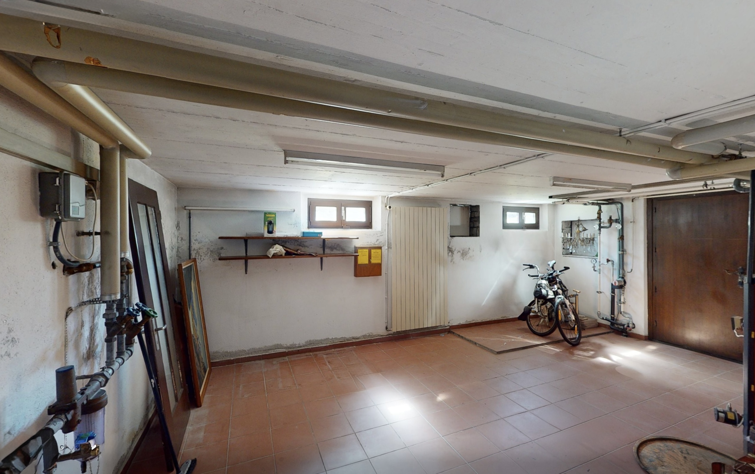 Keller- bzw. Garagenraum mit Technikinstallation