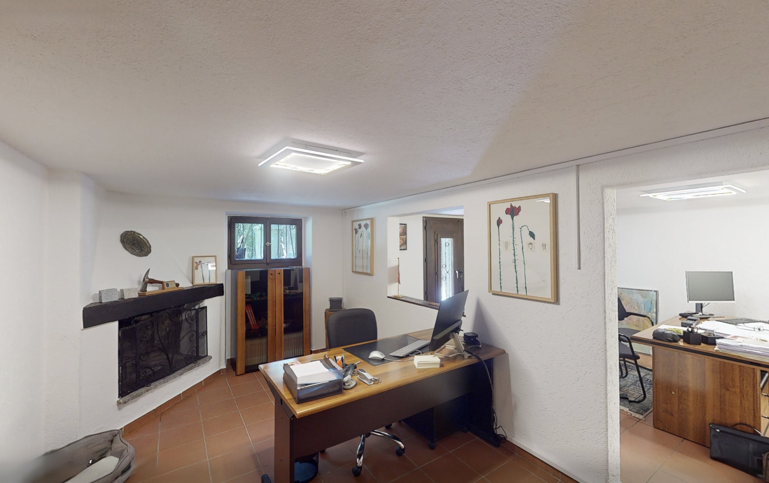 Büro-/Arbeitsraum mit Kamin und Innenfenster