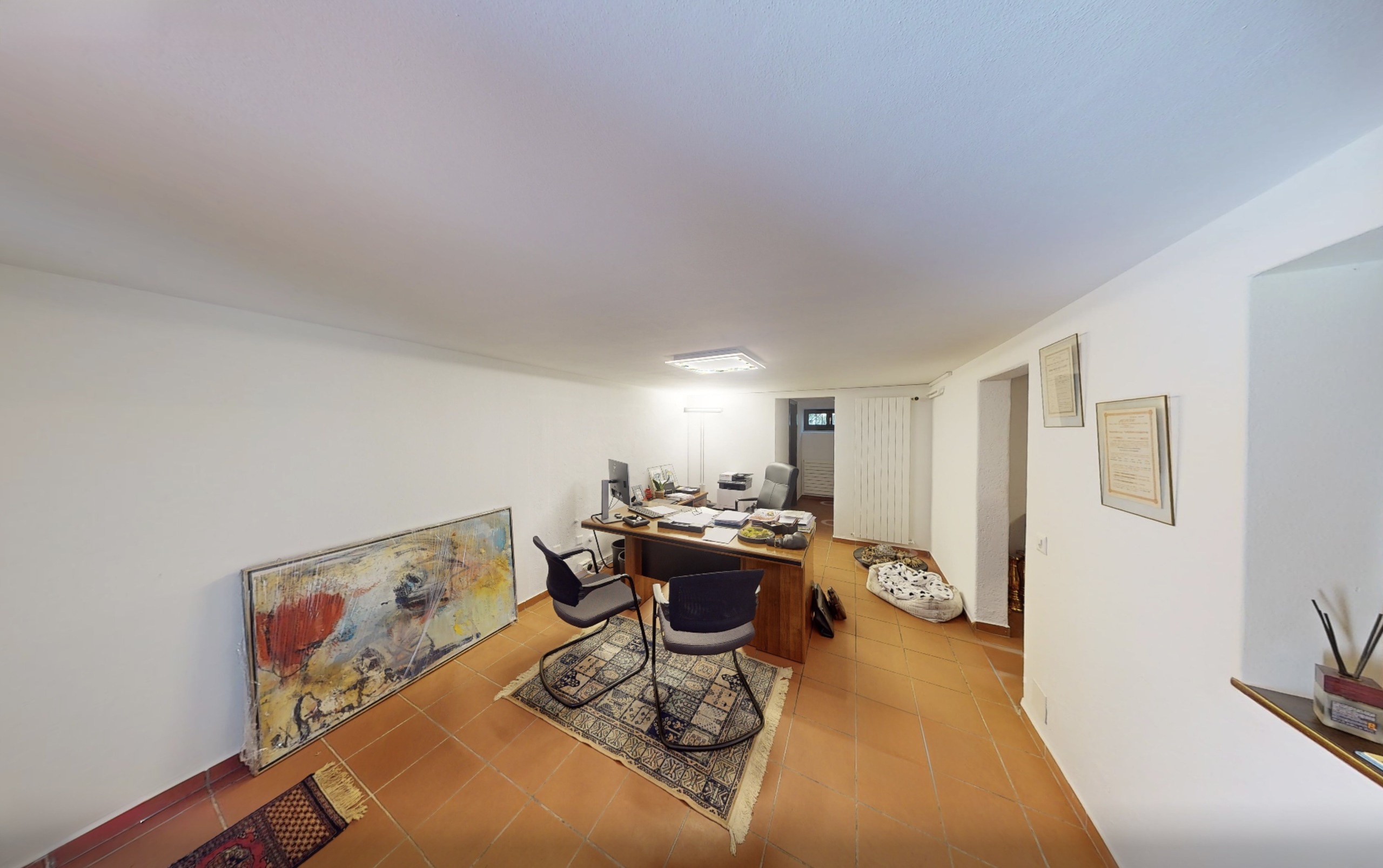 Großes Büro mit Fliesenboden
